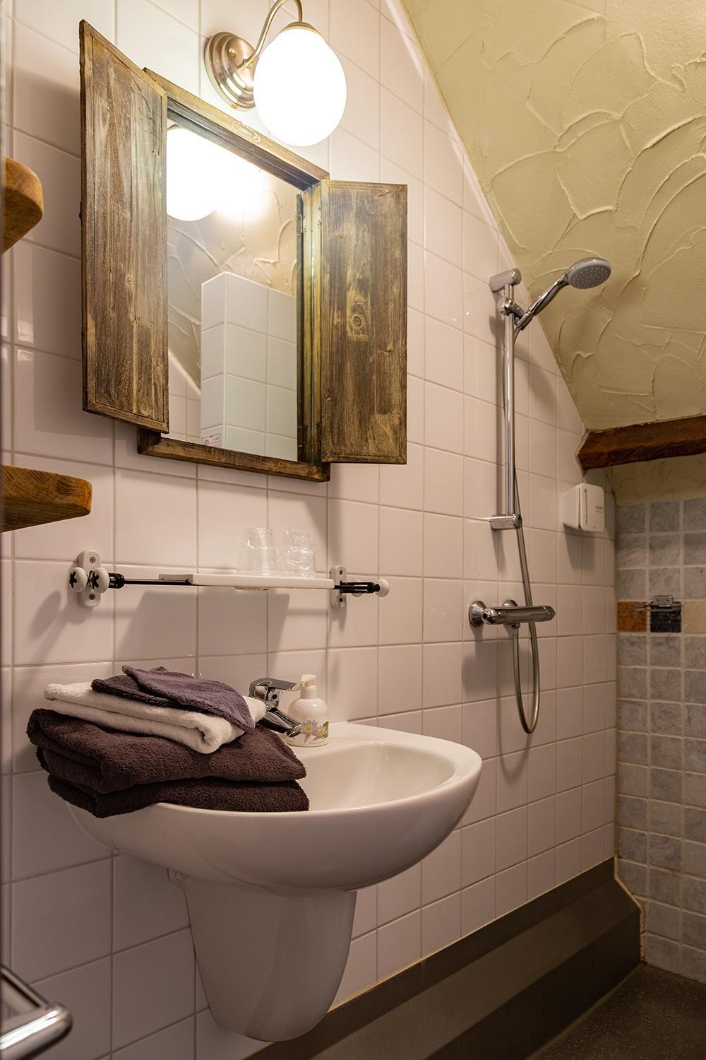 Standard Double or Twin Room - Photo 8