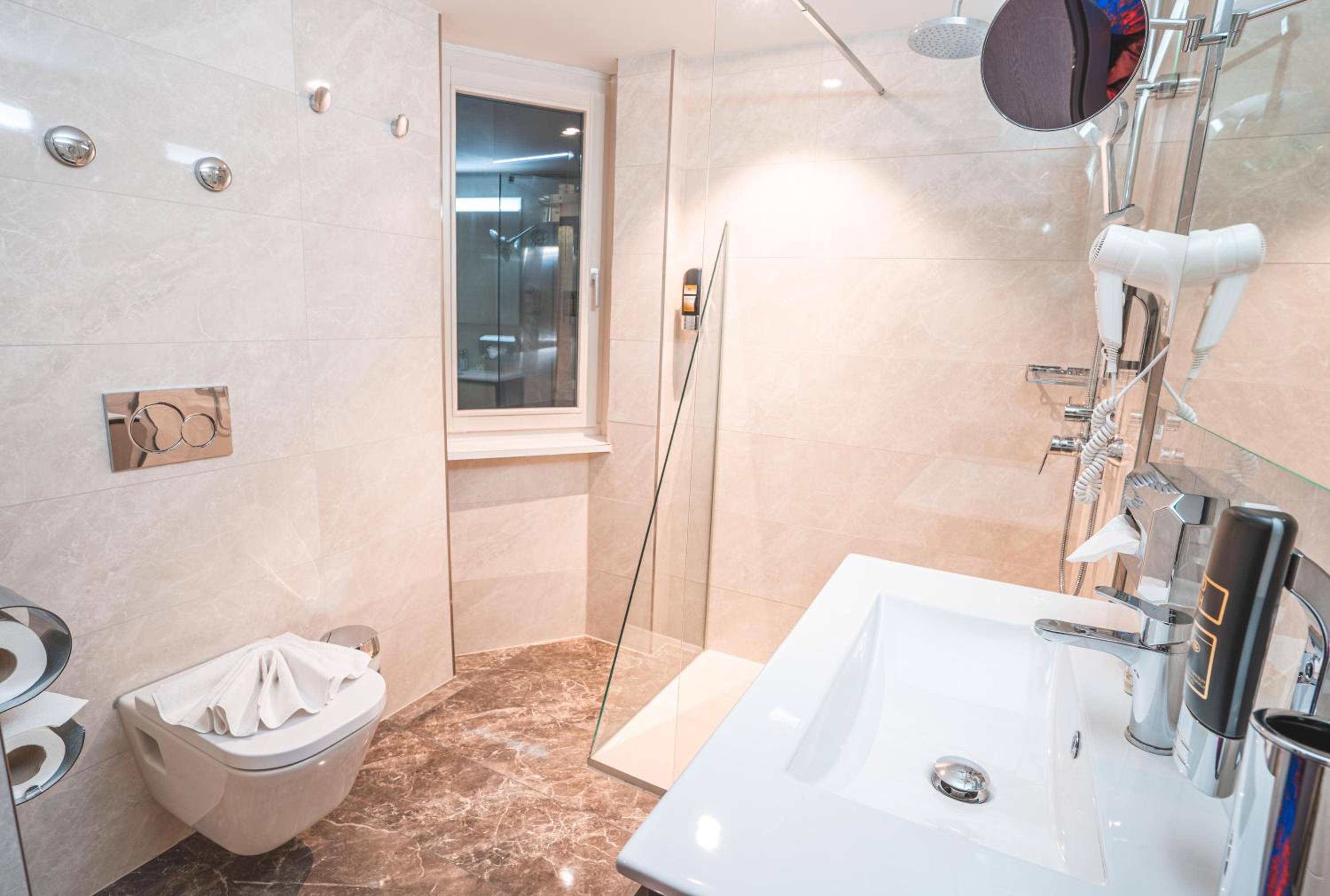 Business Twin Room - Photo 3