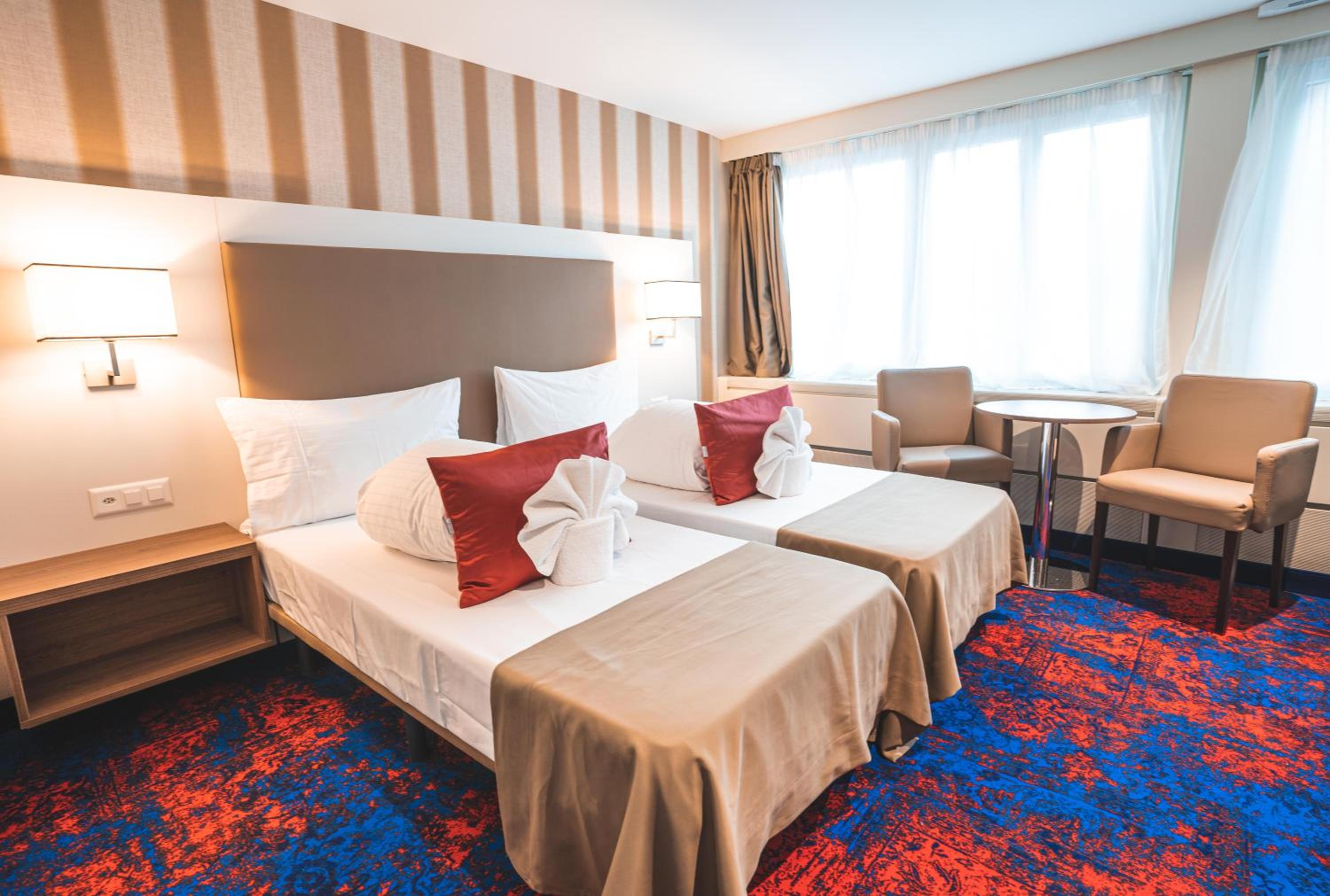 Business Twin Room - Photo 1