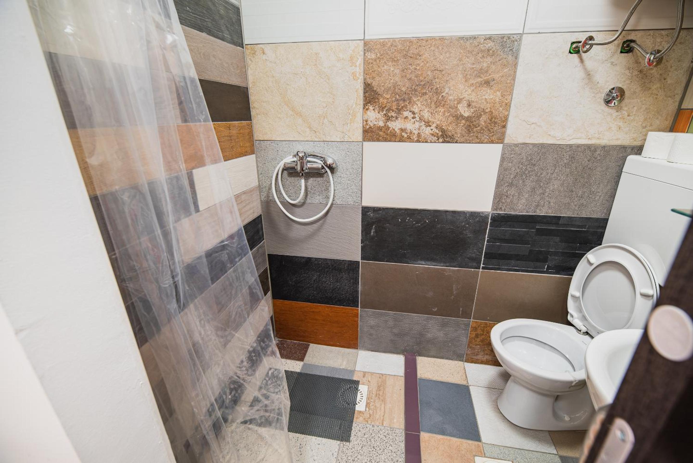 Family Room with Private Bathroom 2 - Photo 3
