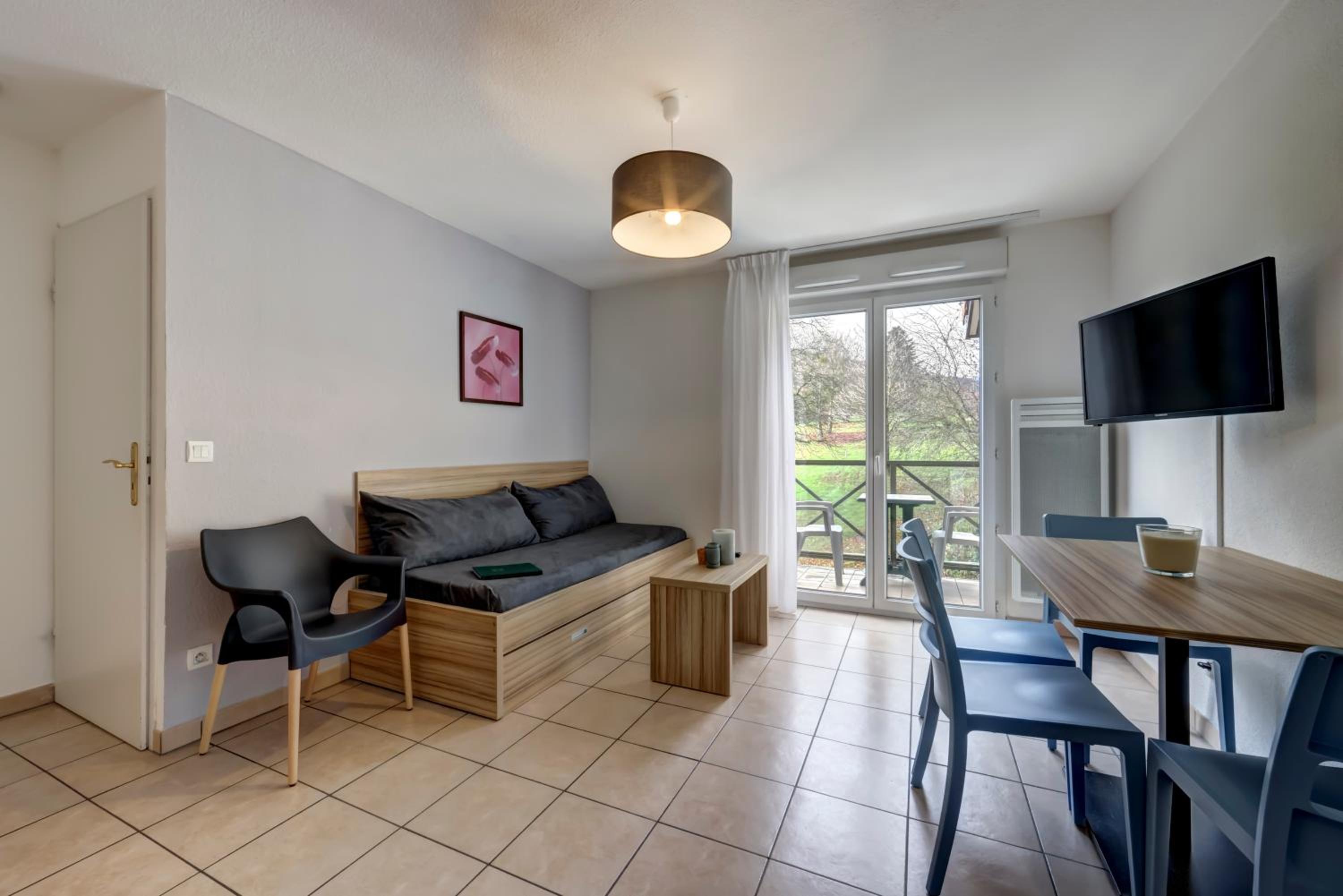 One-Bedroom Apartment - Photo 7