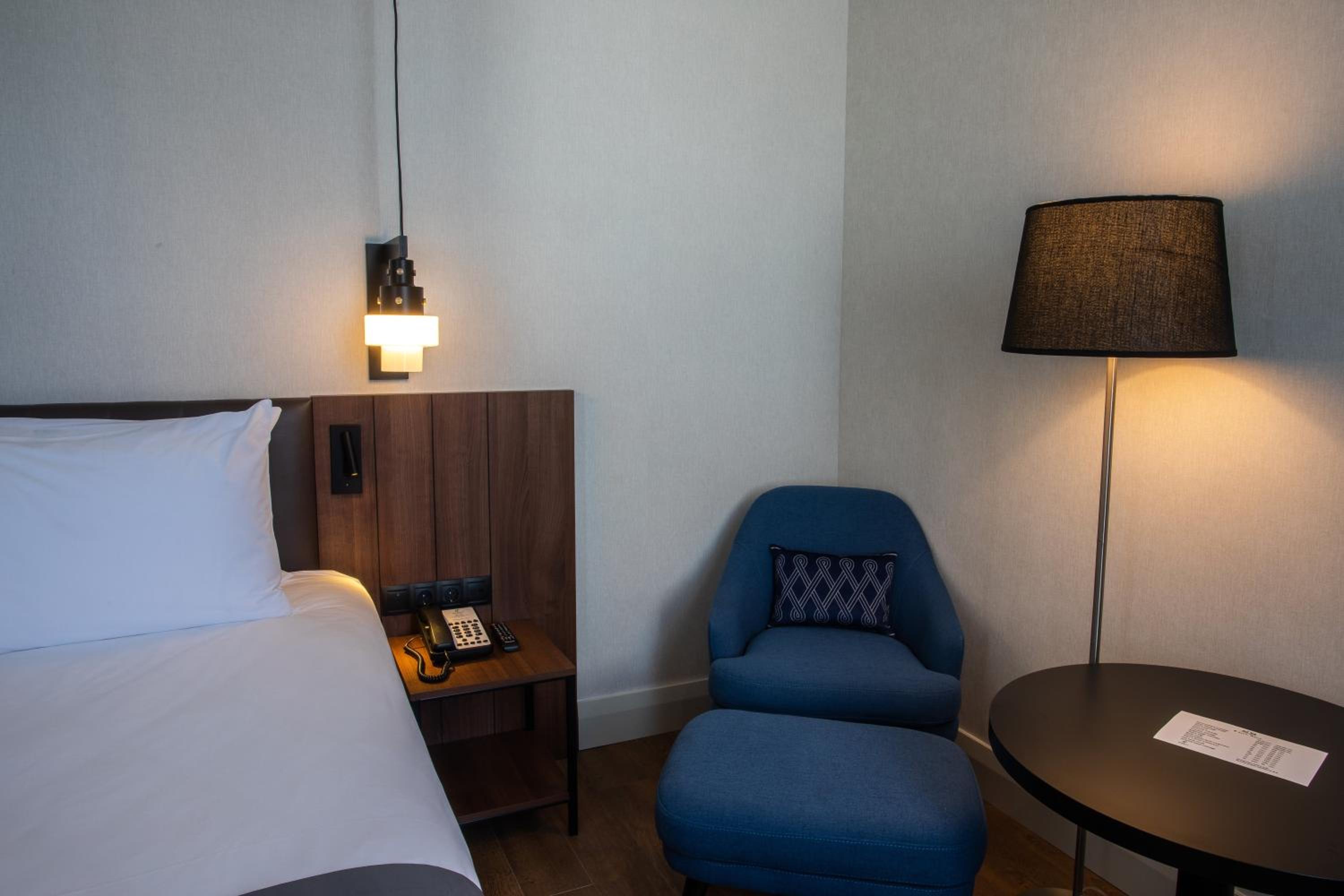 Standard Queen Room - Photo 9