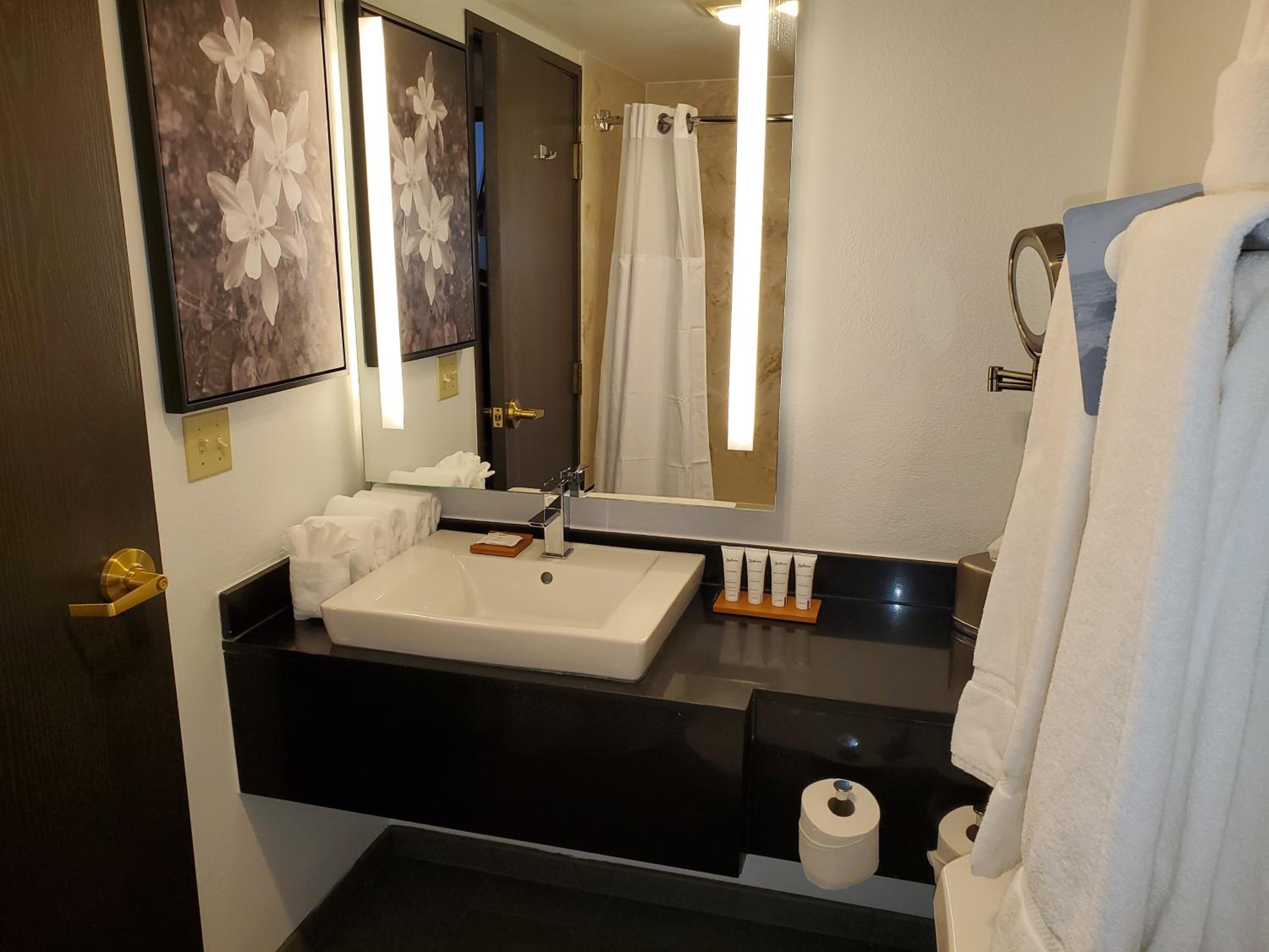 Premium Queen Room with Two Queen Beds - Non-Smoking - Photo 2