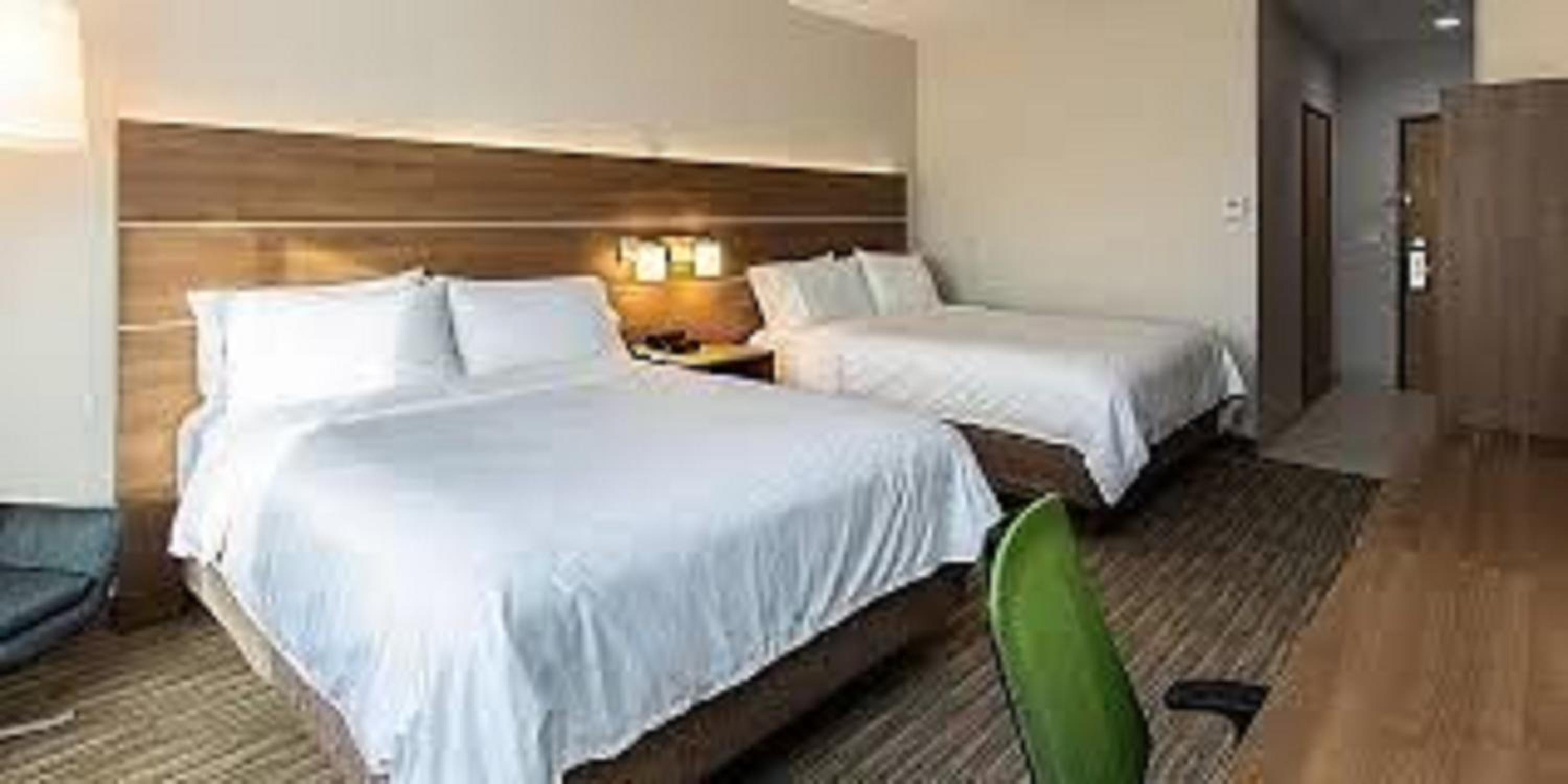 Standard Room with Two Queen Beds - Photo 3