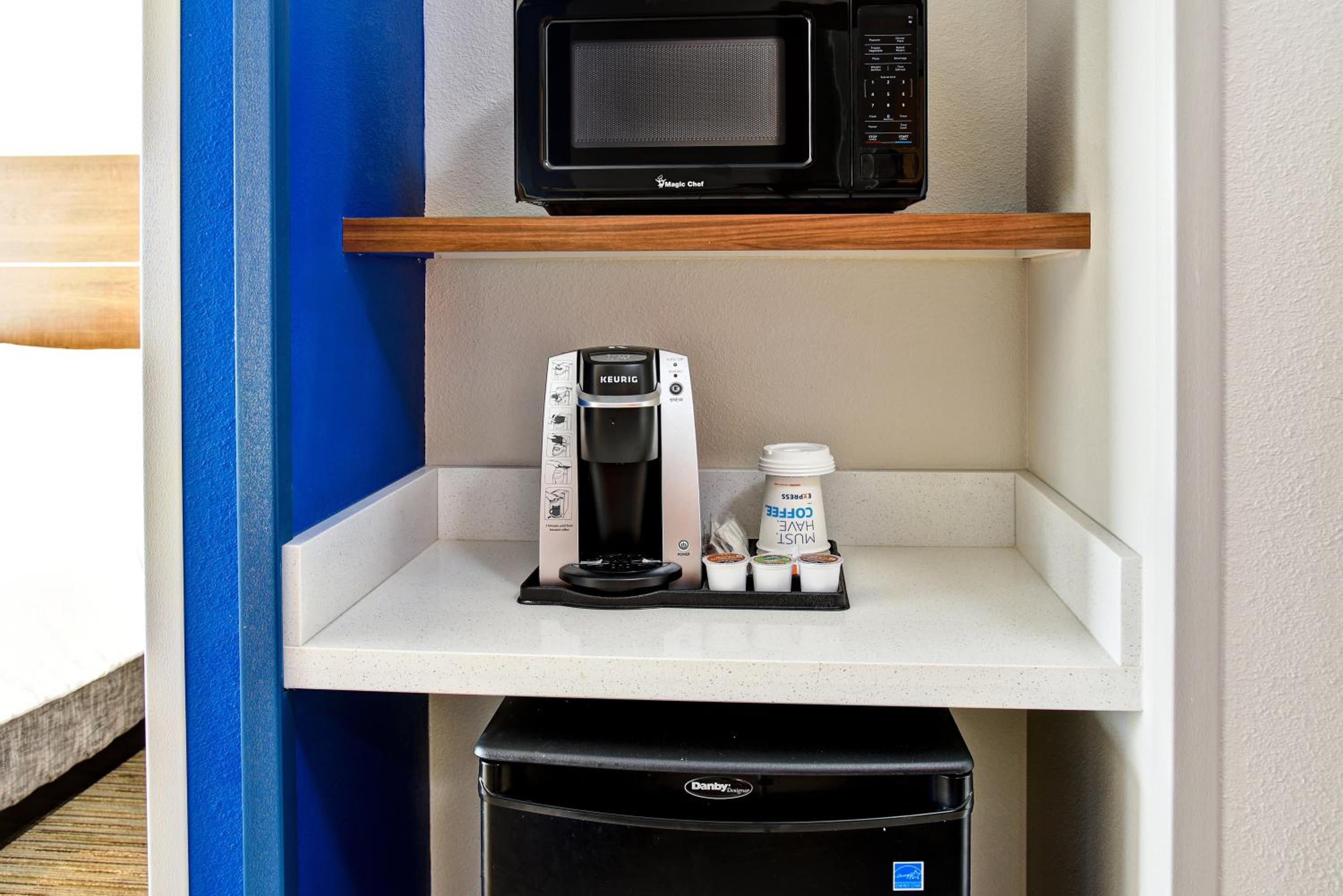 Standard King Room - Photo 13
