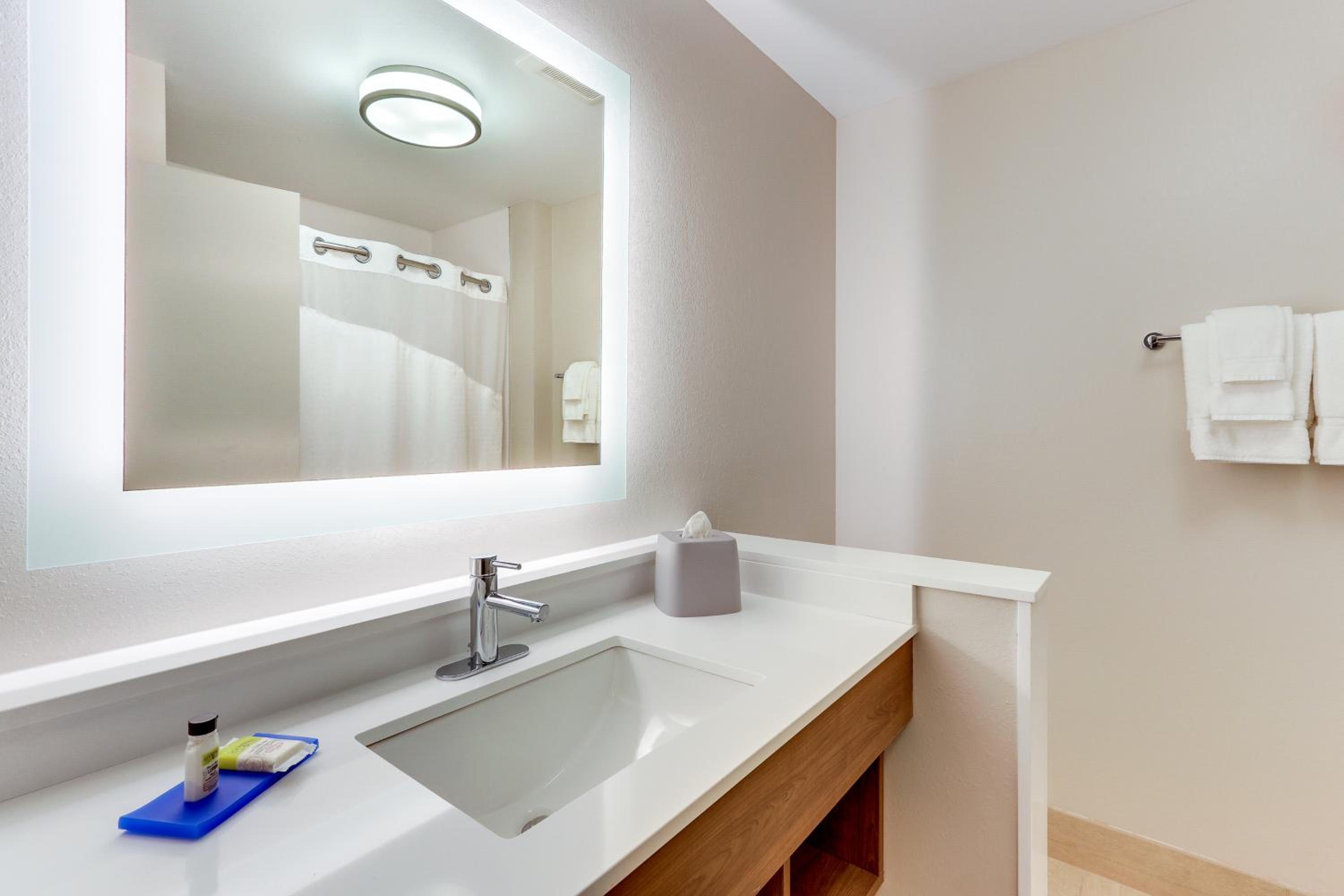 Standard Queen Room with Two Queen Beds and Mobility Accessible Tub - Photo 3