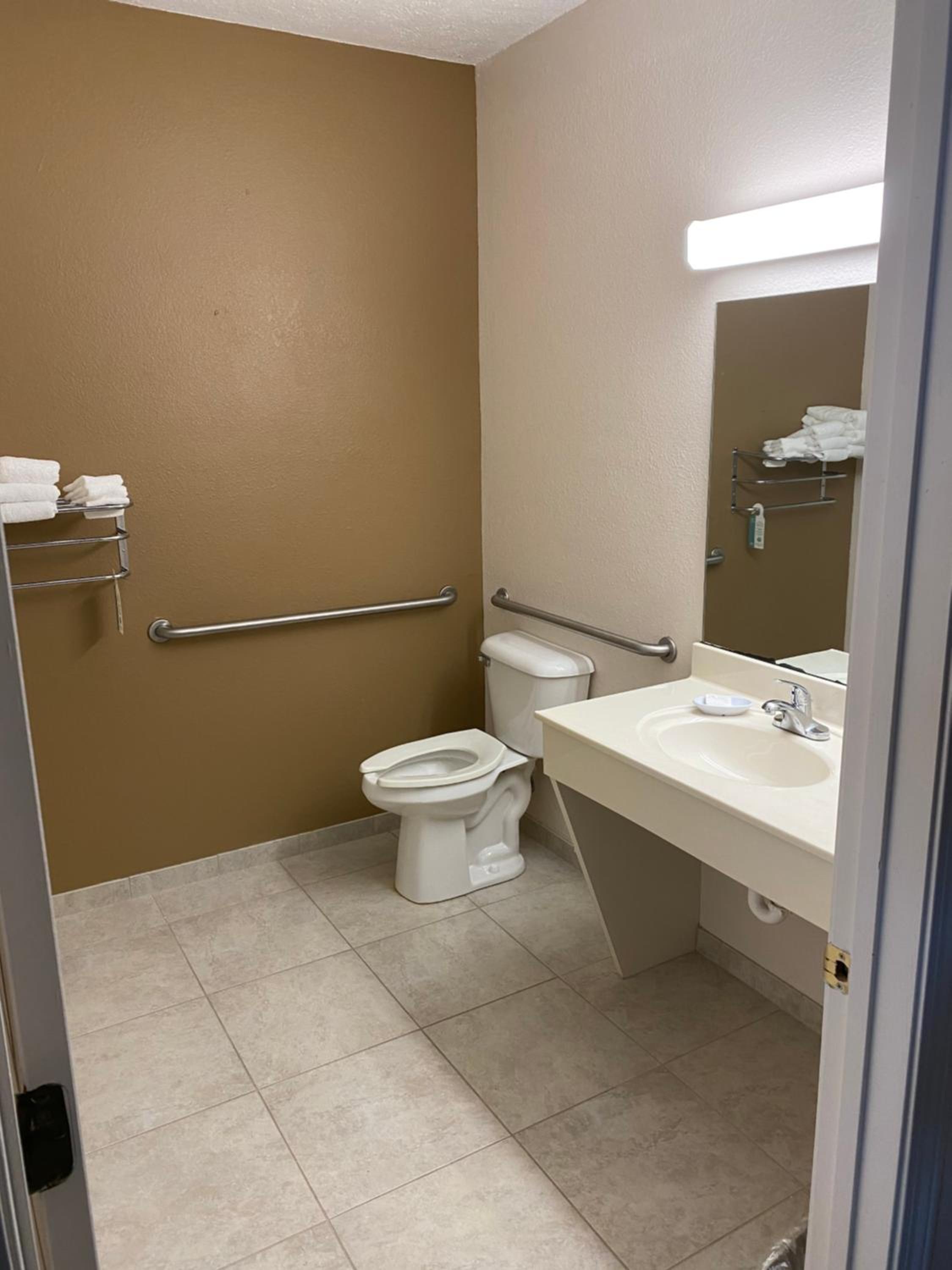 Double Queen Room with Roll in Shower - Photo 3
