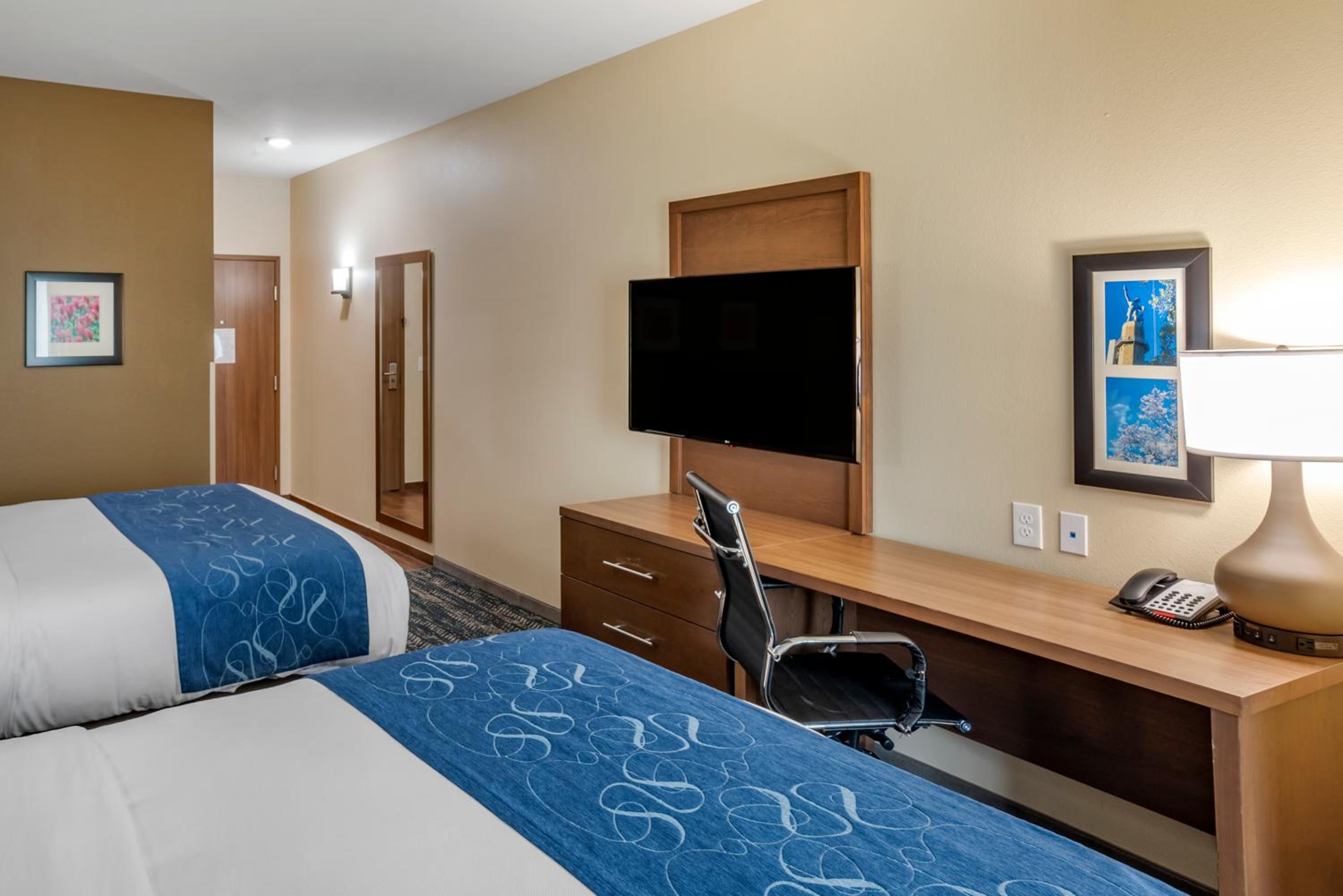 Queen Room with Two Queen Beds - Non-Smoking - Photo 1