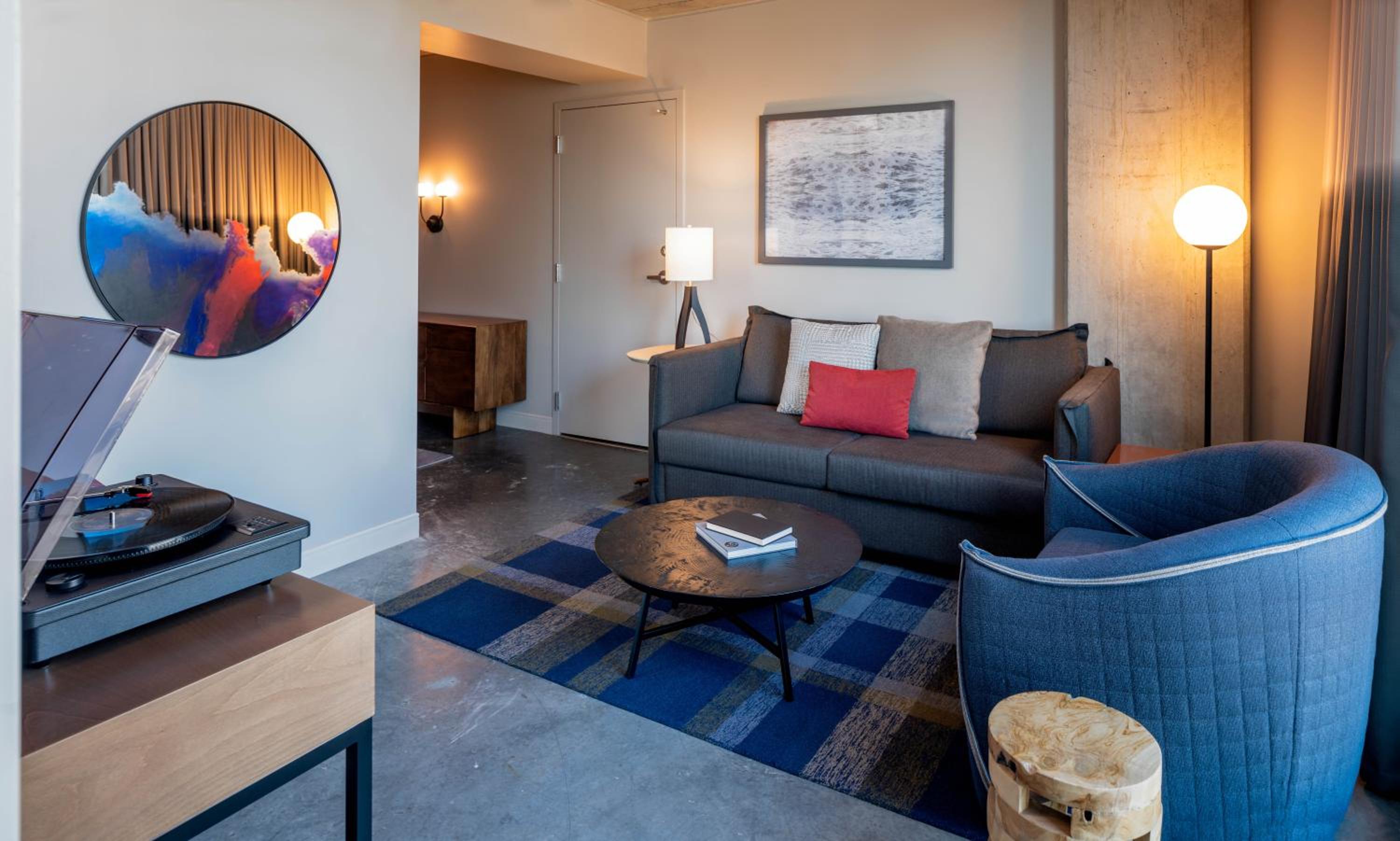 One-Bedroom King Suite - Photo 4