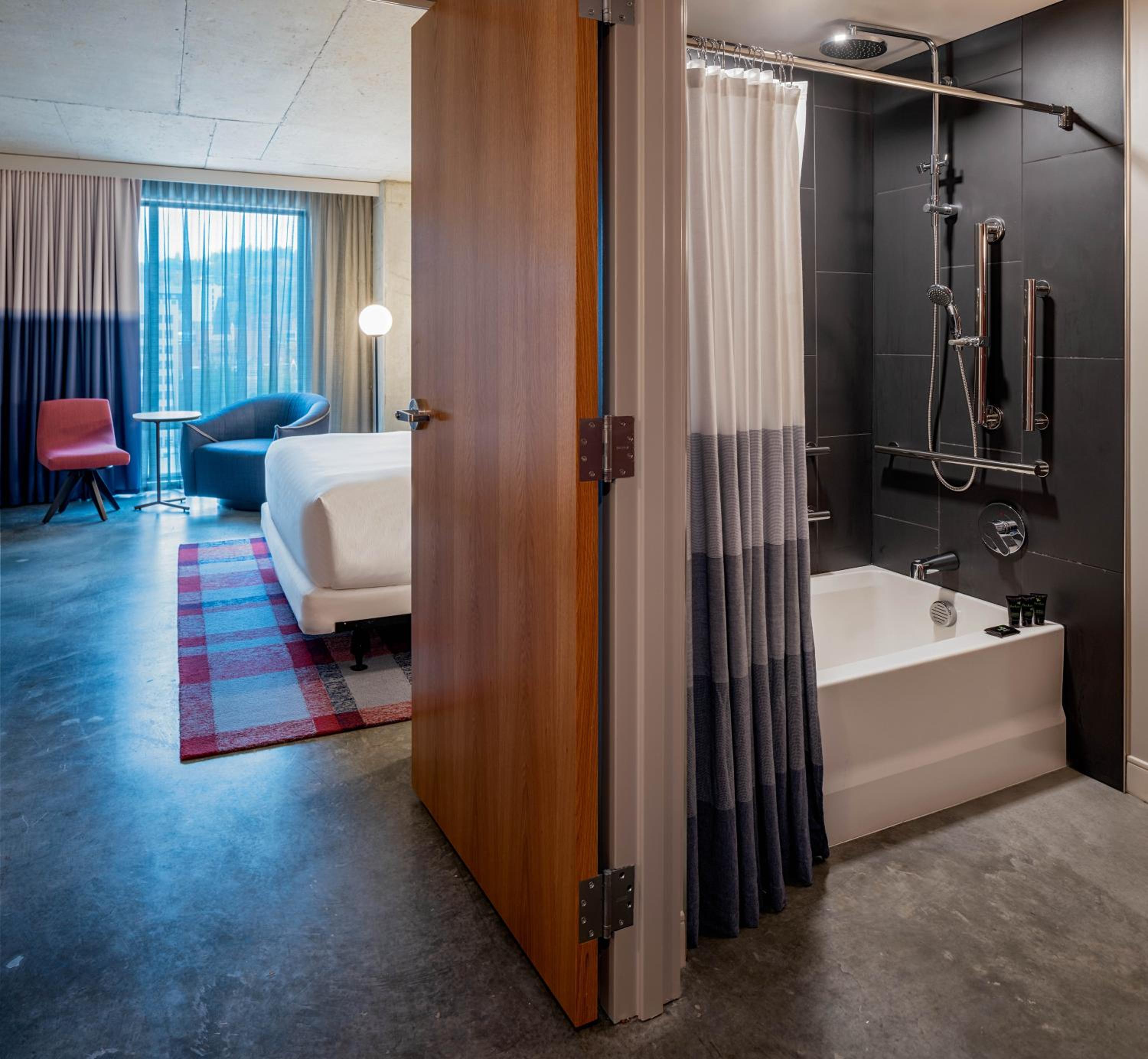 King Room with Accessible Tub - Photo 6