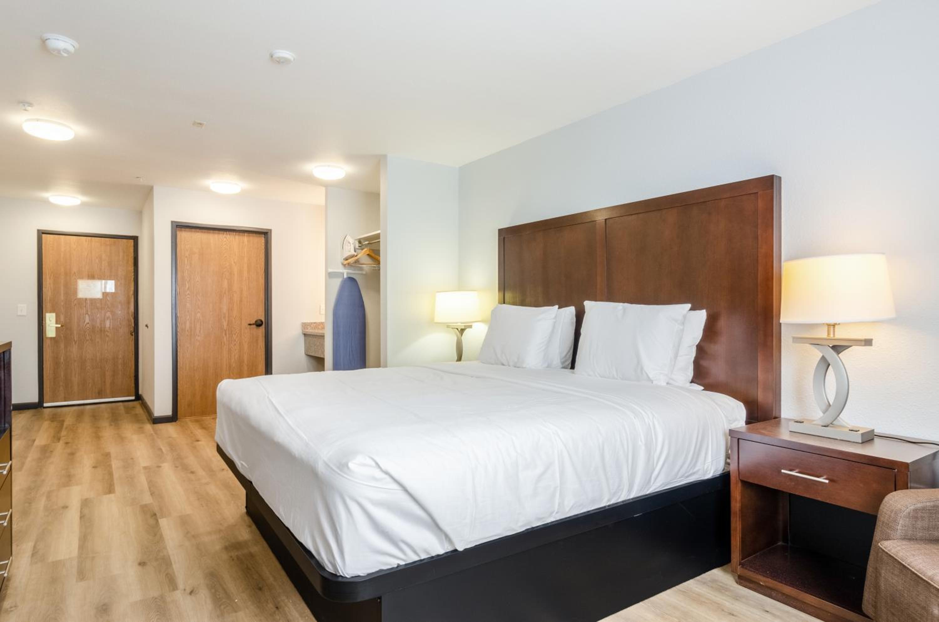 1 Queen Bed - Photo 3
