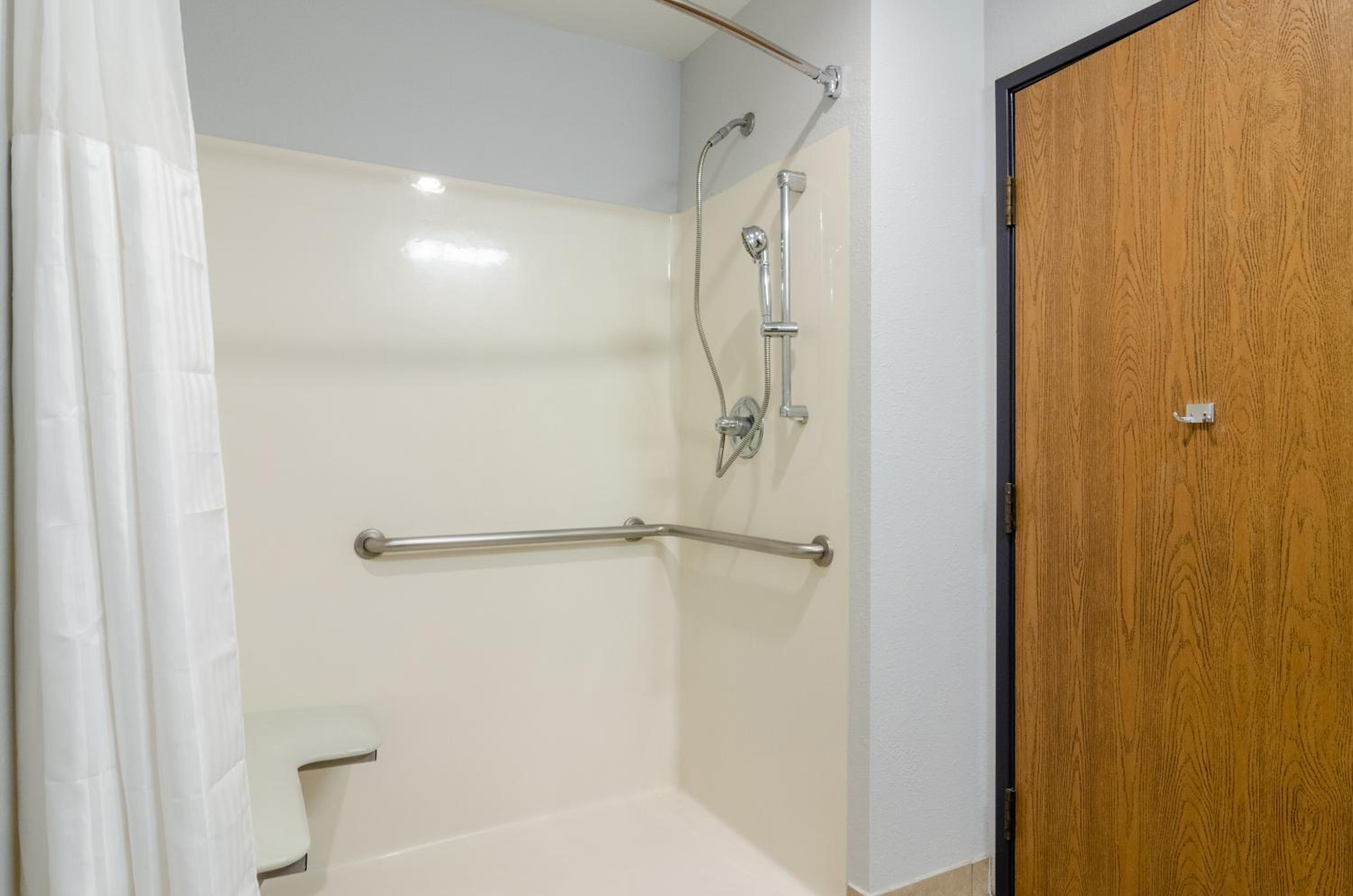 1 Queen Bed Accessible - Photo 3