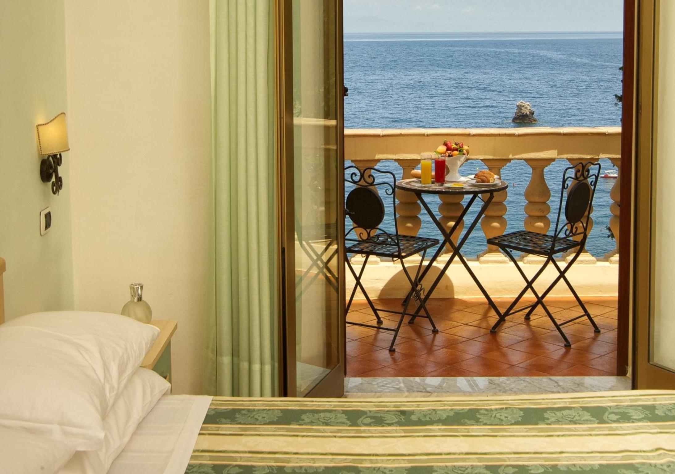 Double Room with Balcony and Sea View photo 2