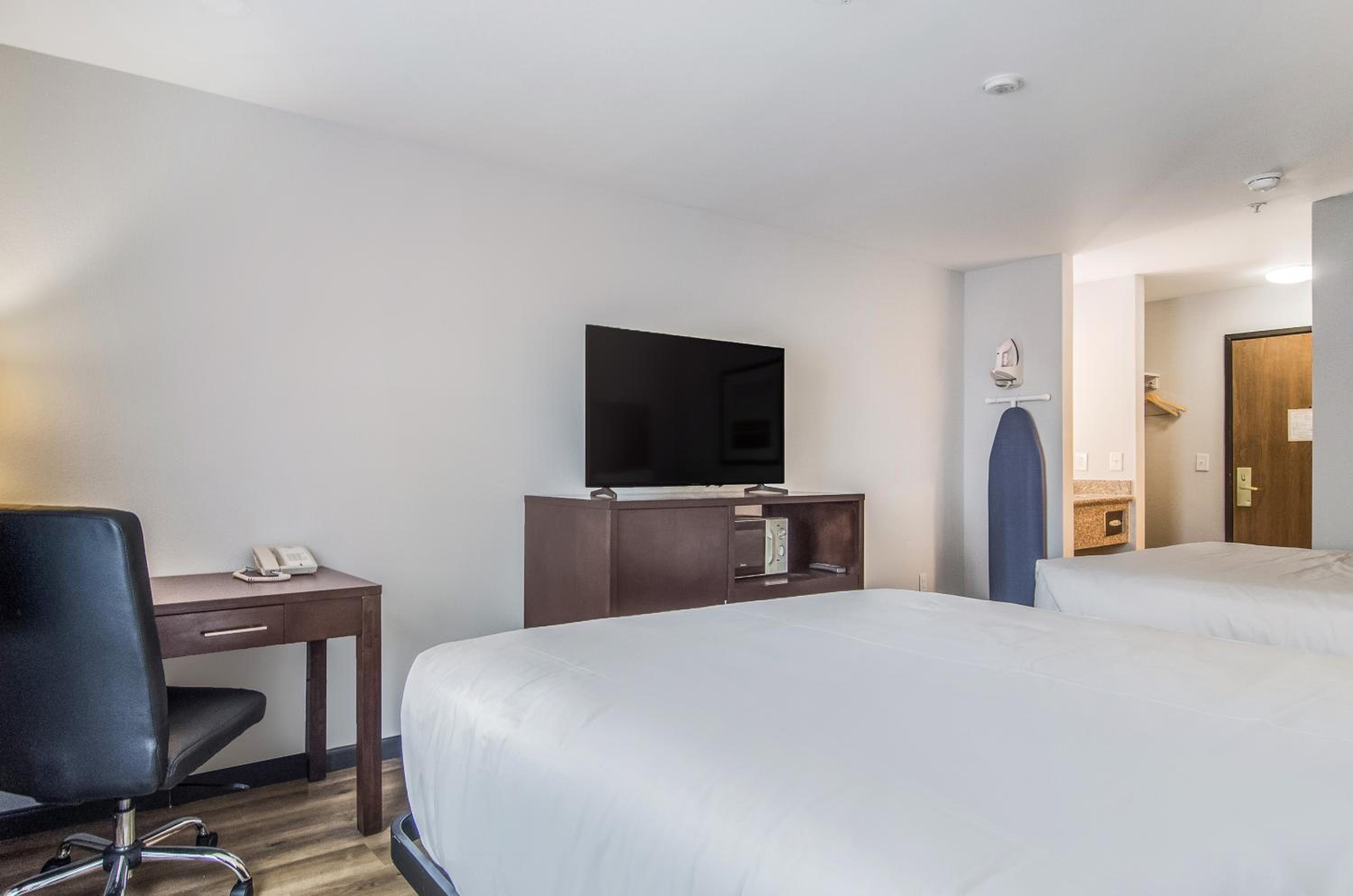 2 Queen Beds  - Photo 2