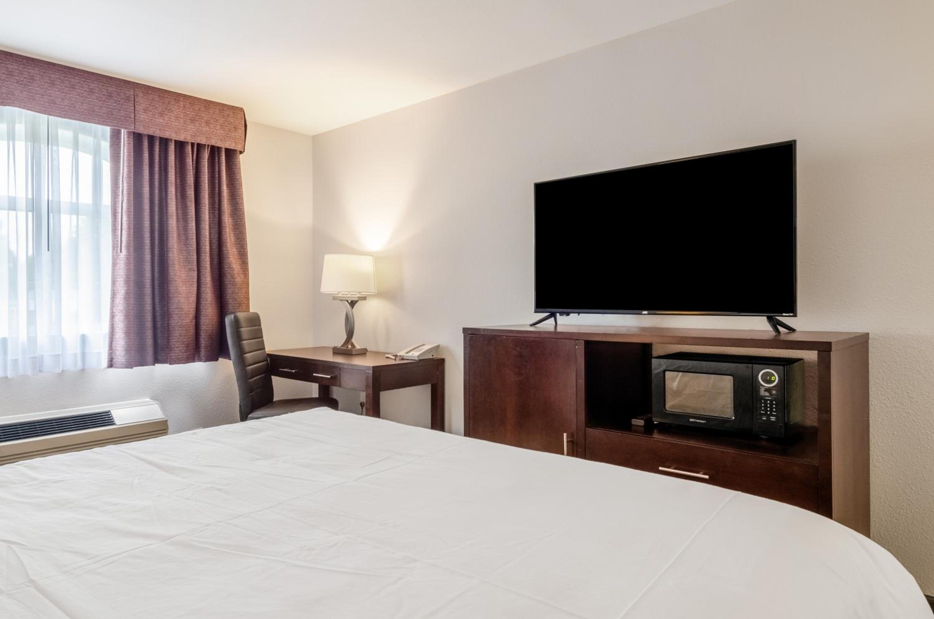 1 Queen Bed - Photo 2