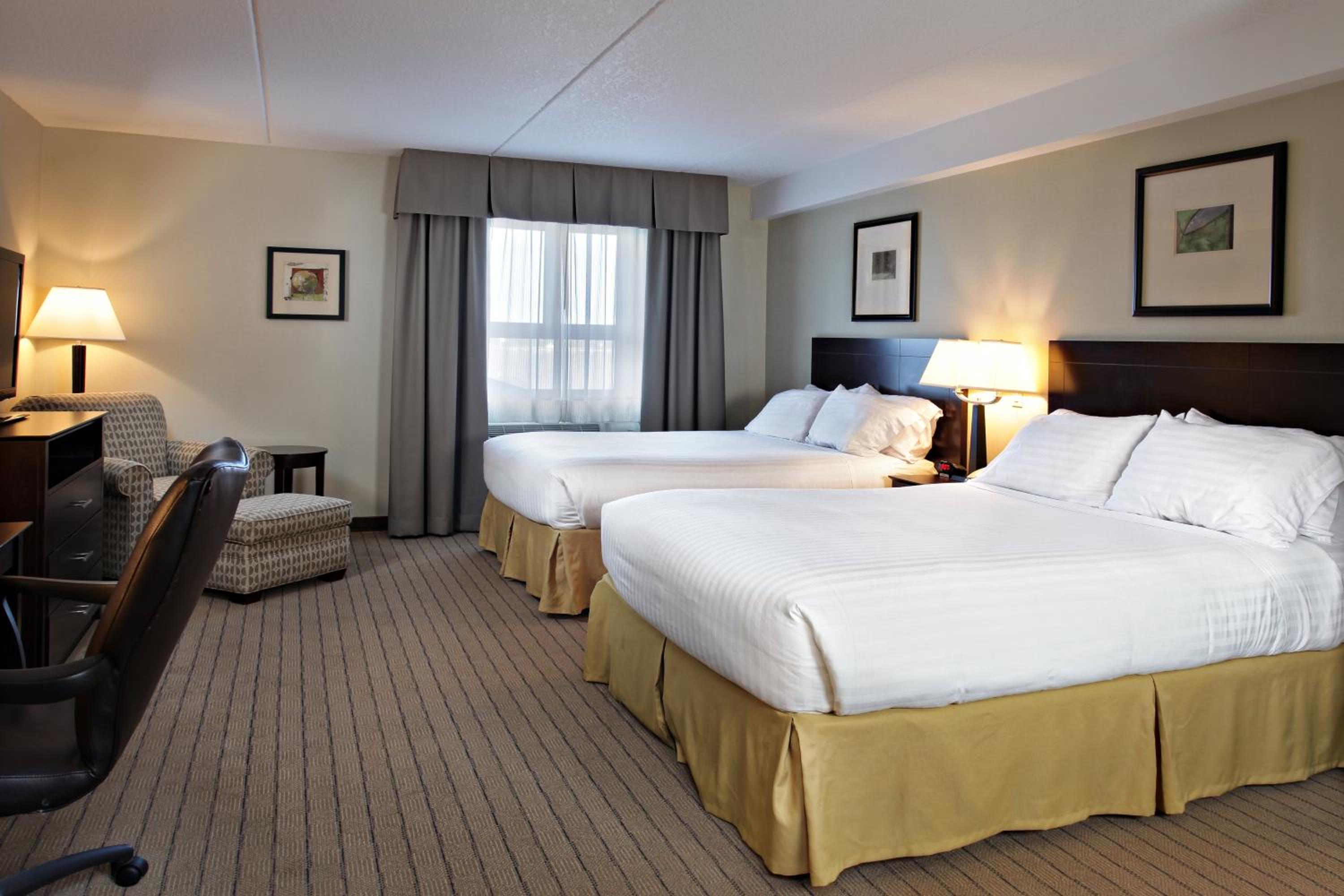 Queen Room with Two Queen Beds photo 1