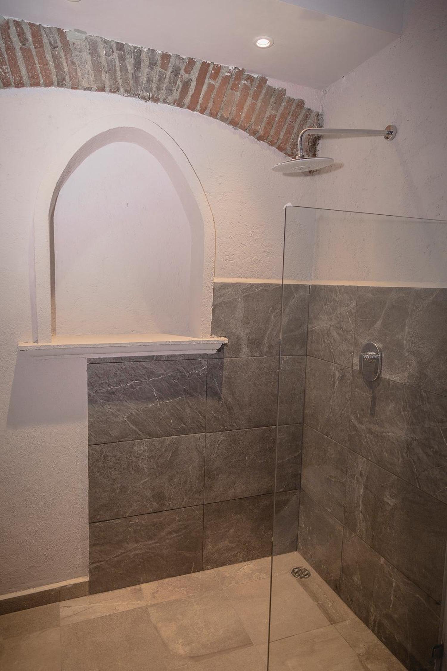 Suite - Photo 11