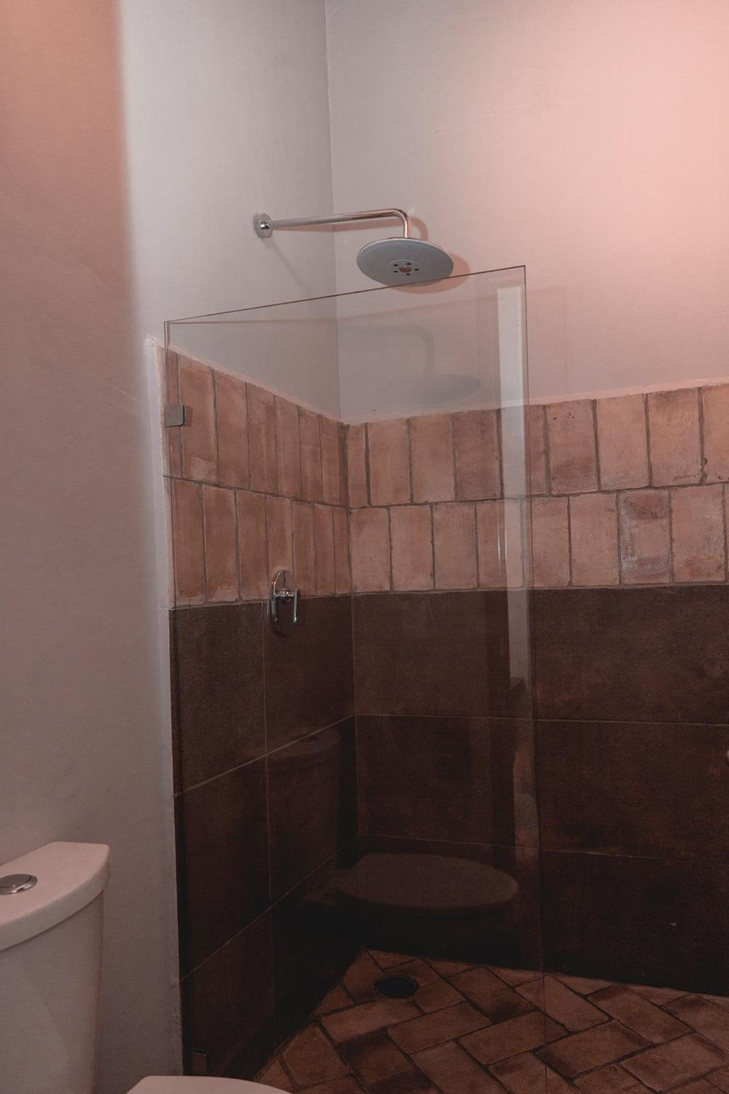 Standard King Room - Photo 19