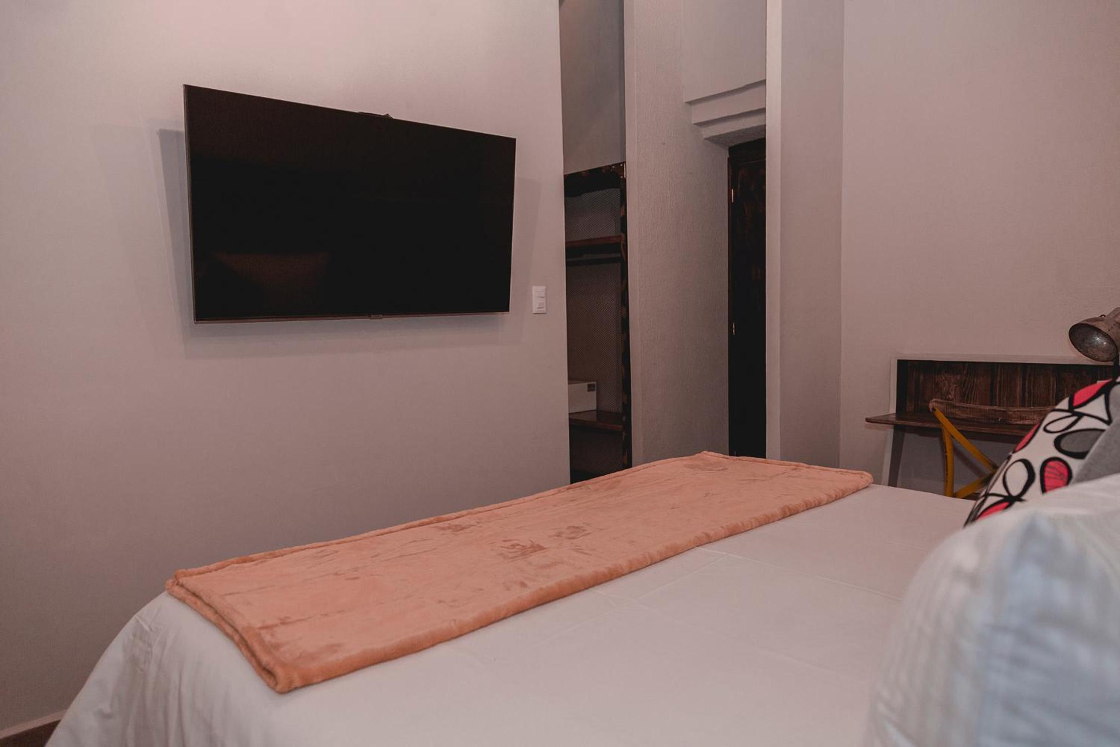 Standard King Room - Photo 18