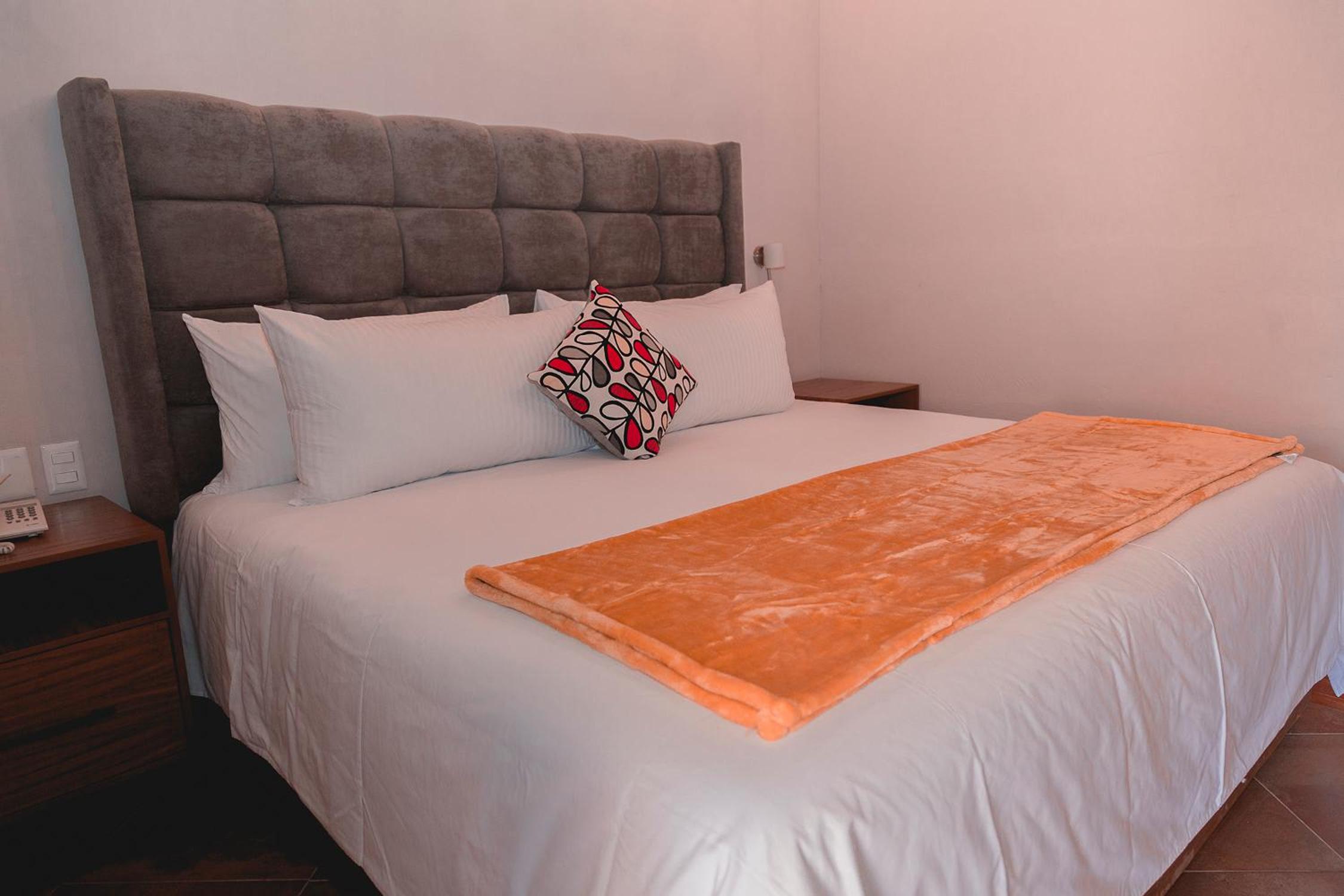Standard King Room - Photo 17