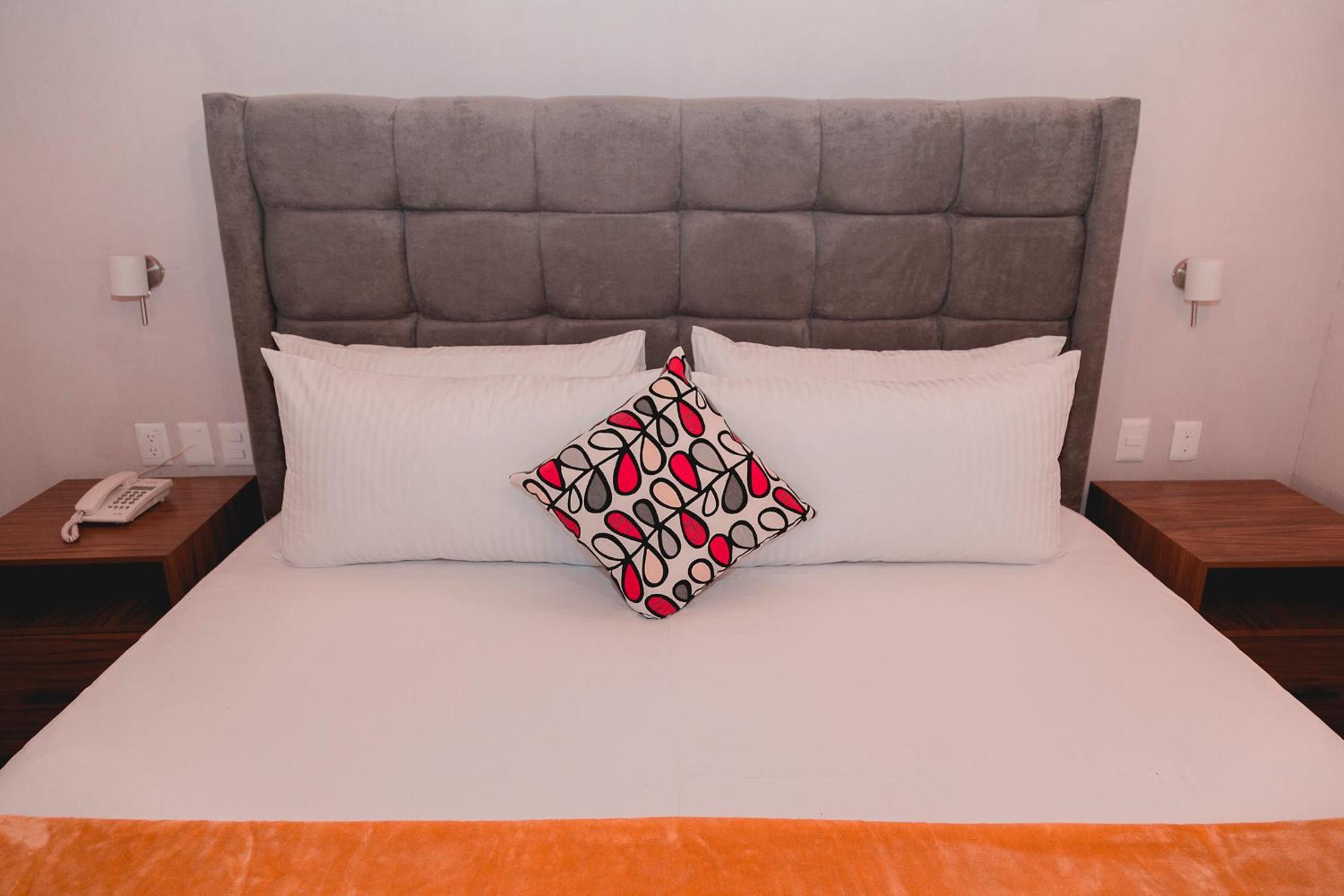 Standard King Room - Photo 16