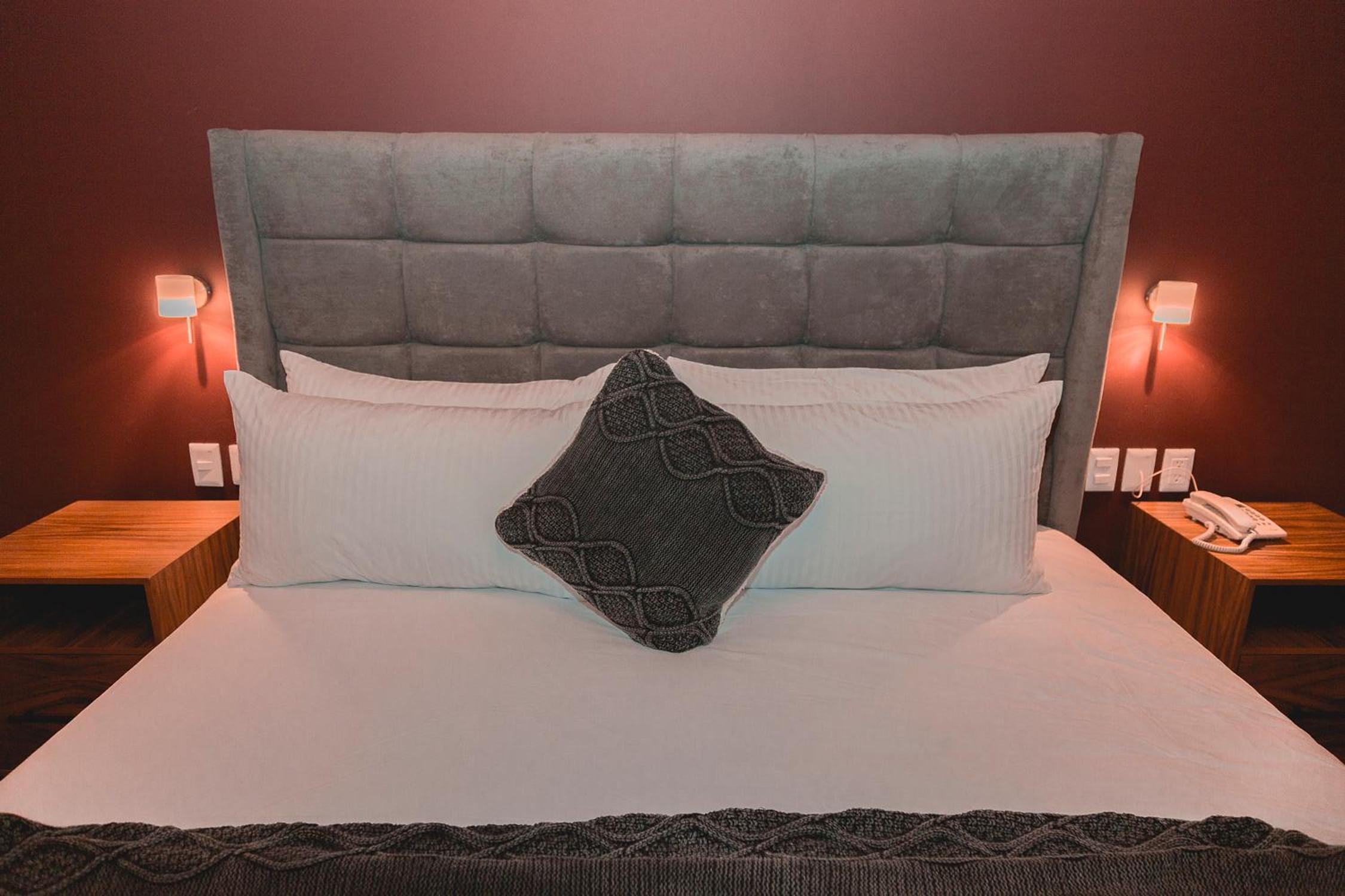 Standard King Room - Photo 15