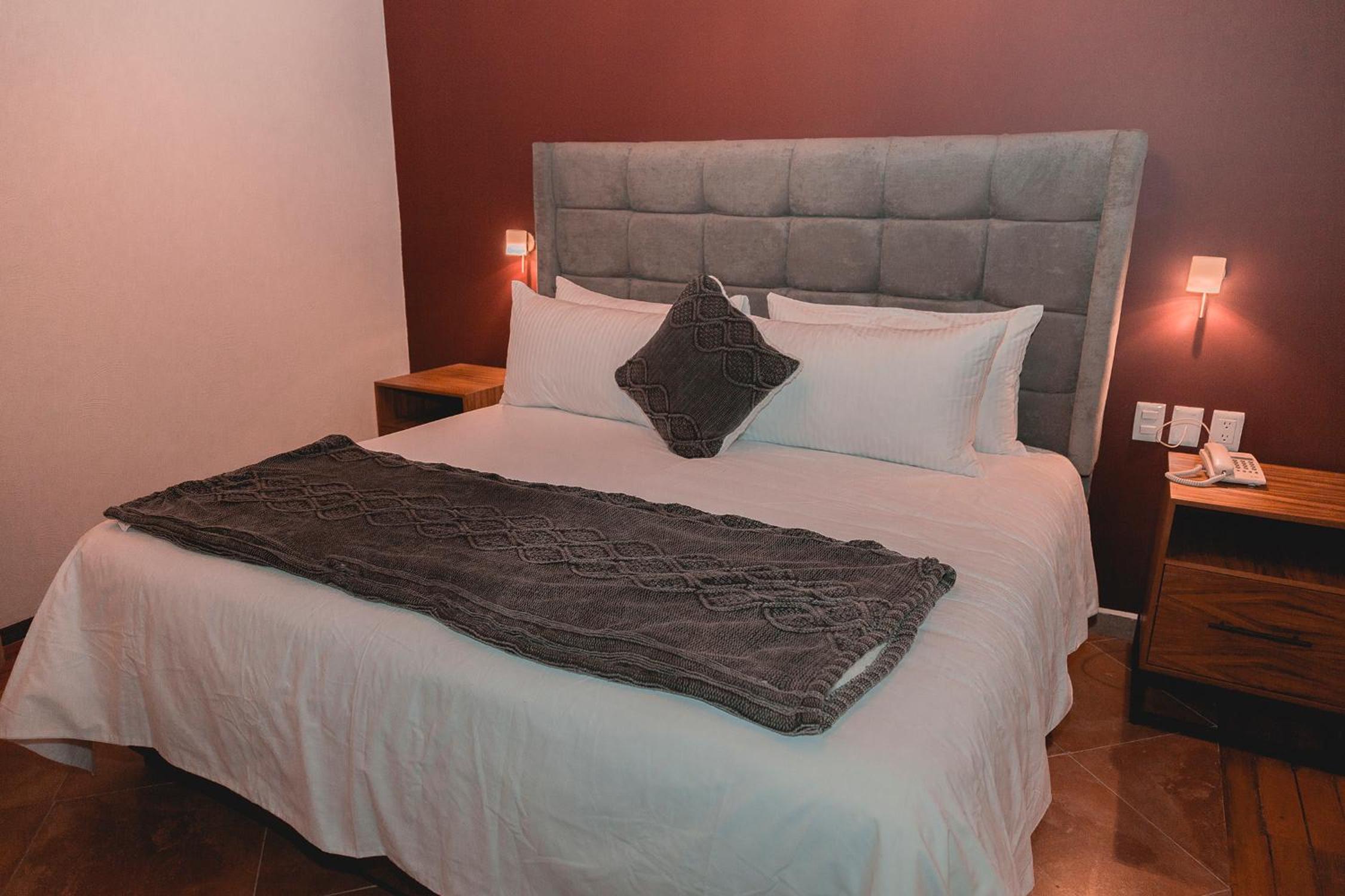 Standard King Room - Photo 30