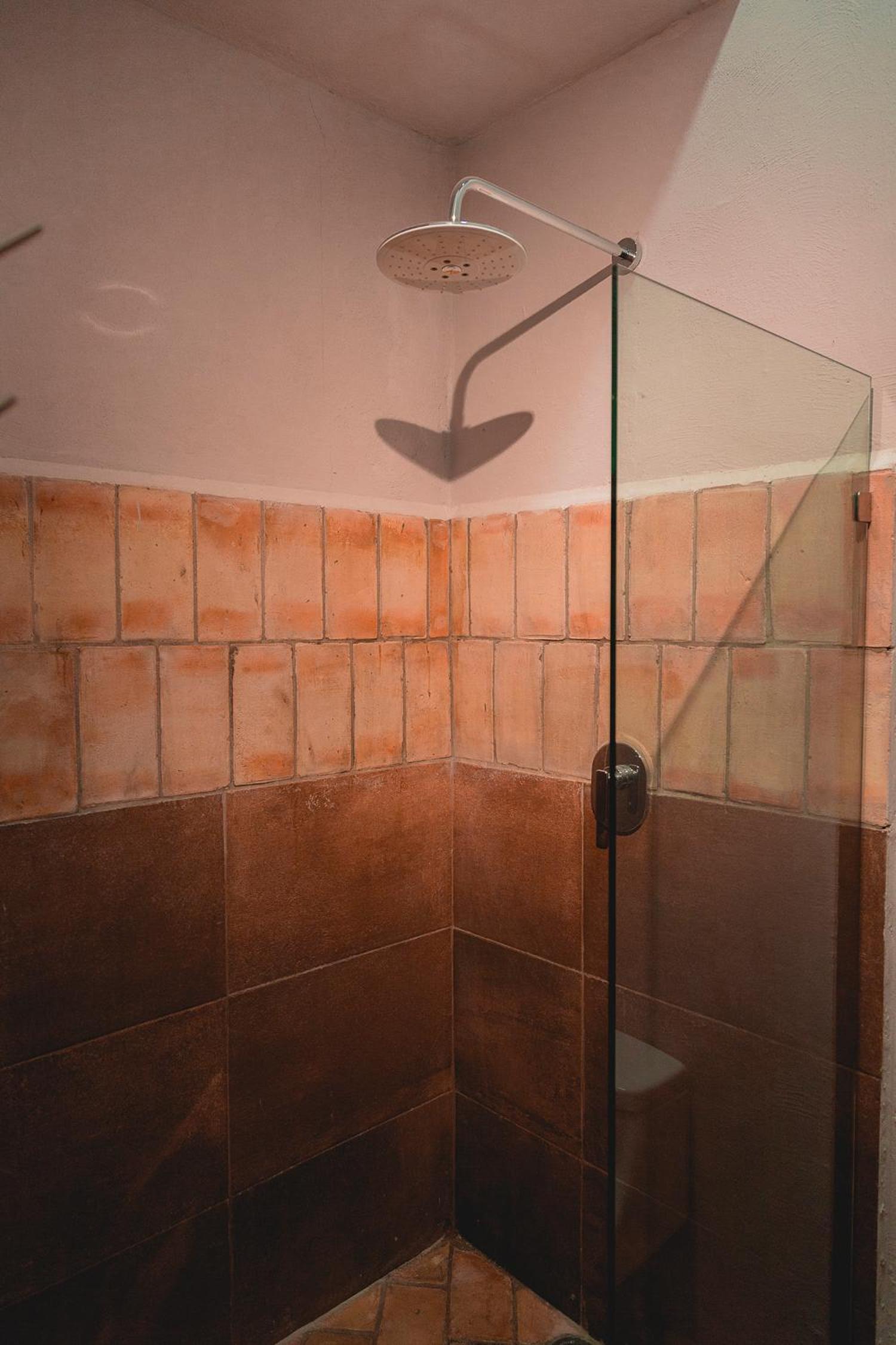 Standard King Room - Photo 14