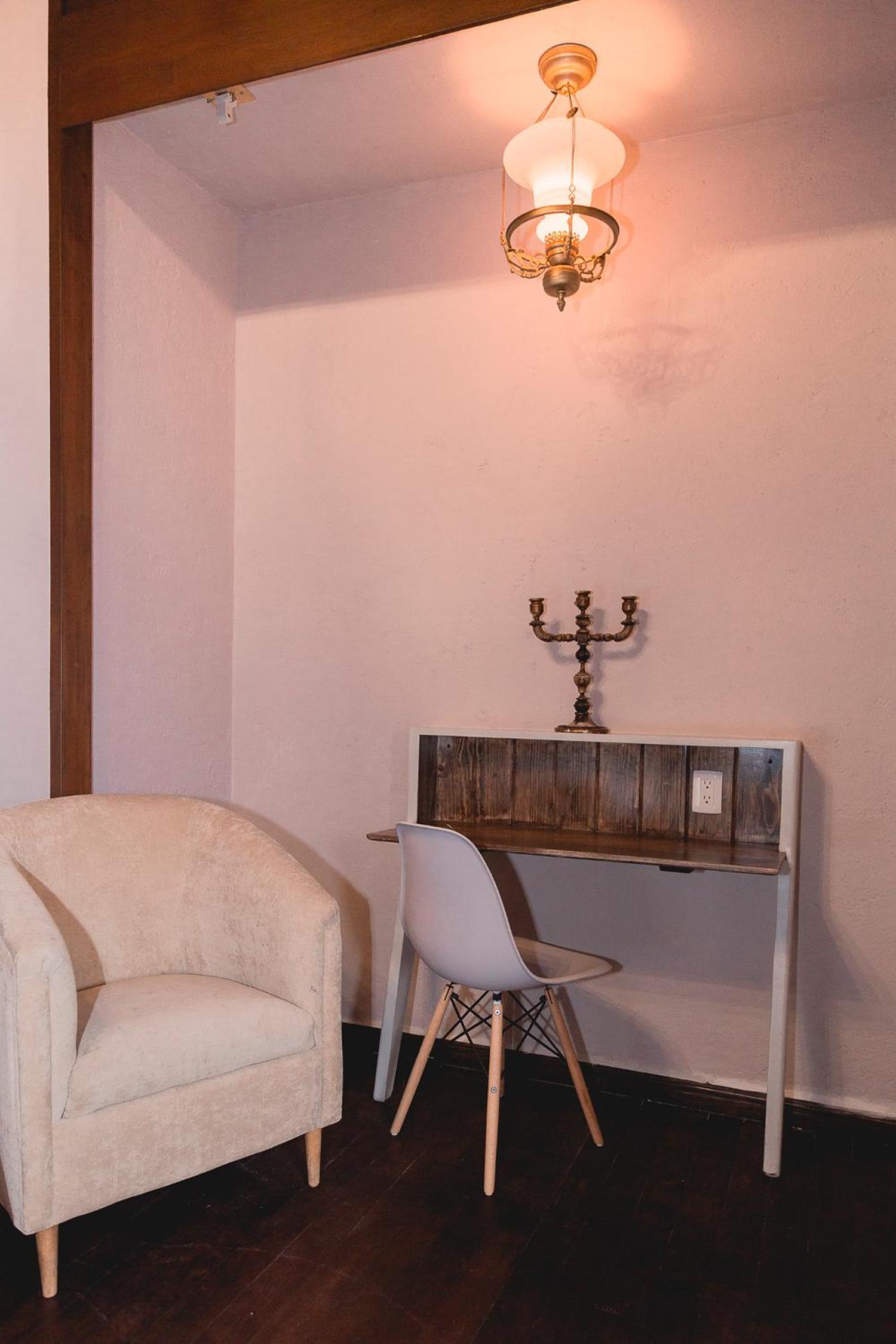 Standard King Room - Photo 11