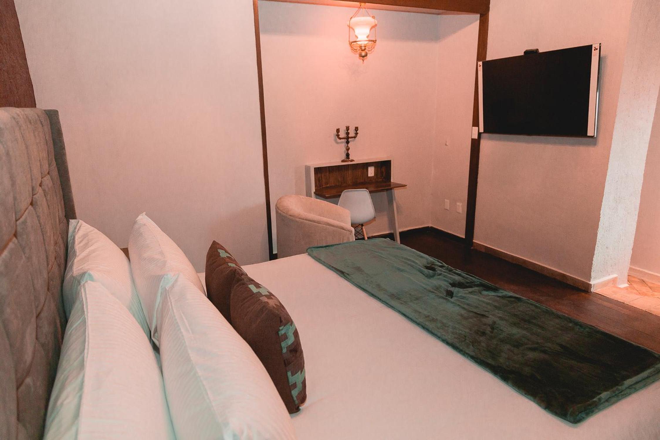 Standard King Room - Photo 10