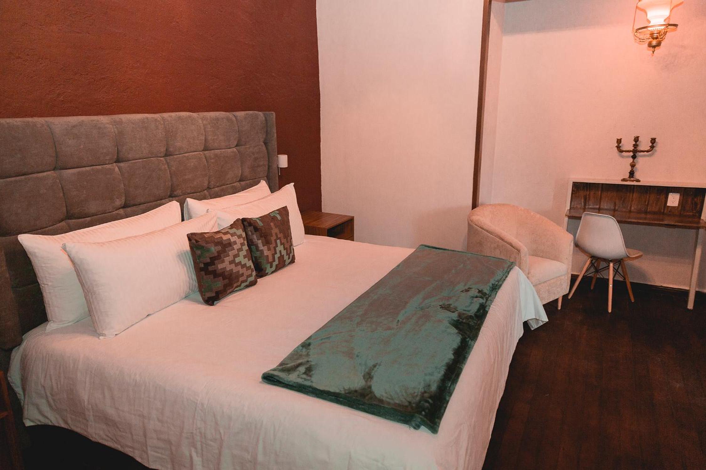 Standard King Room - Photo 9