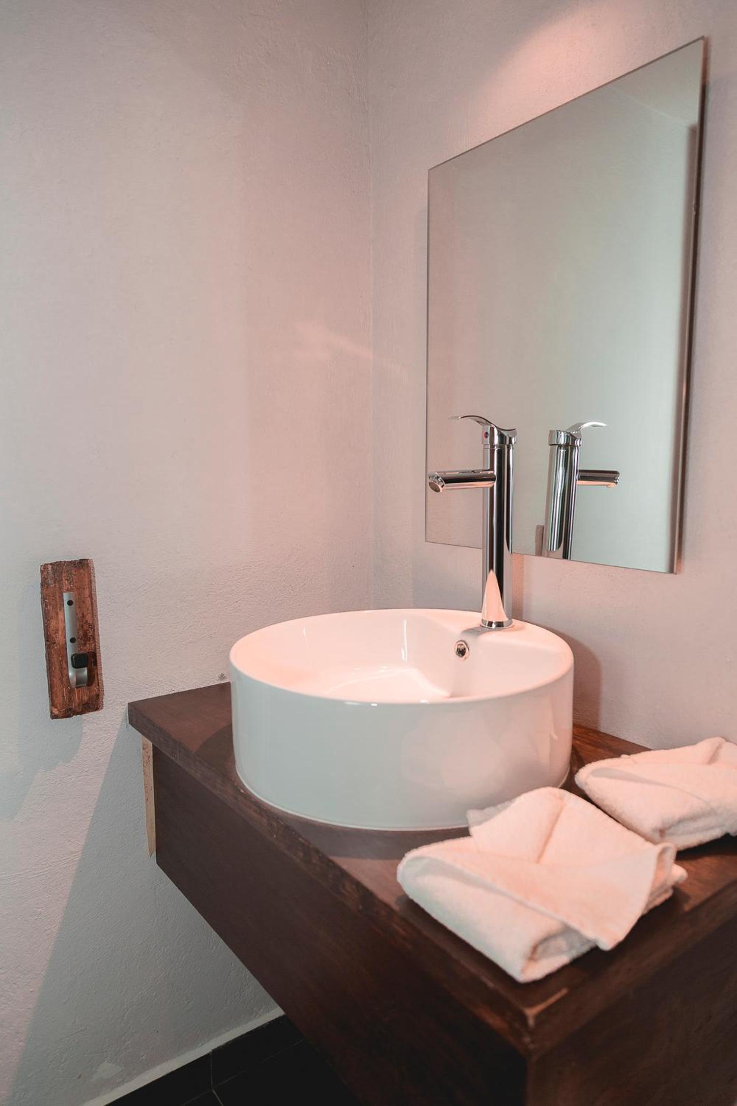 Standard King Room - Photo 8