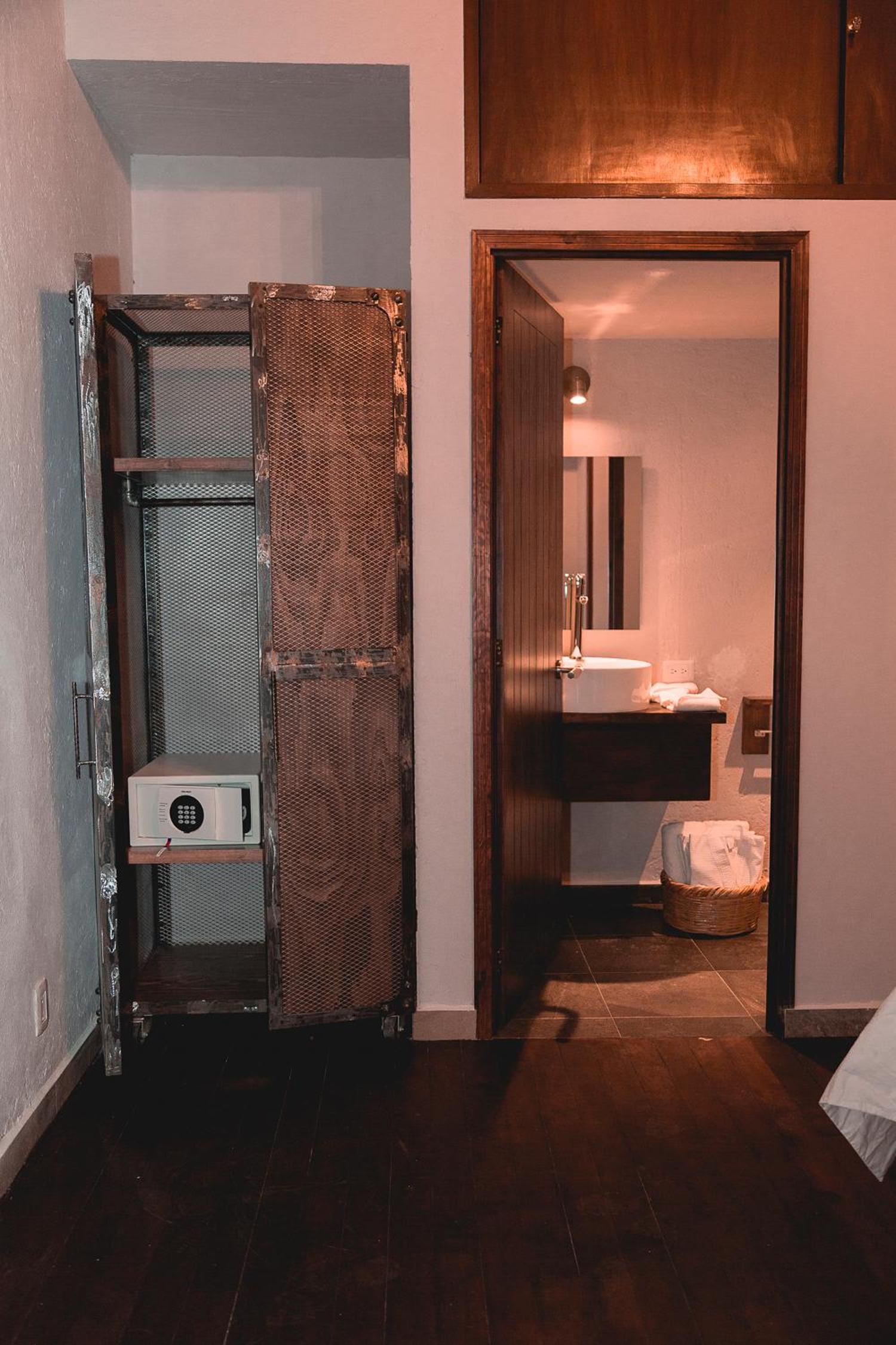 Standard King Room - Photo 7