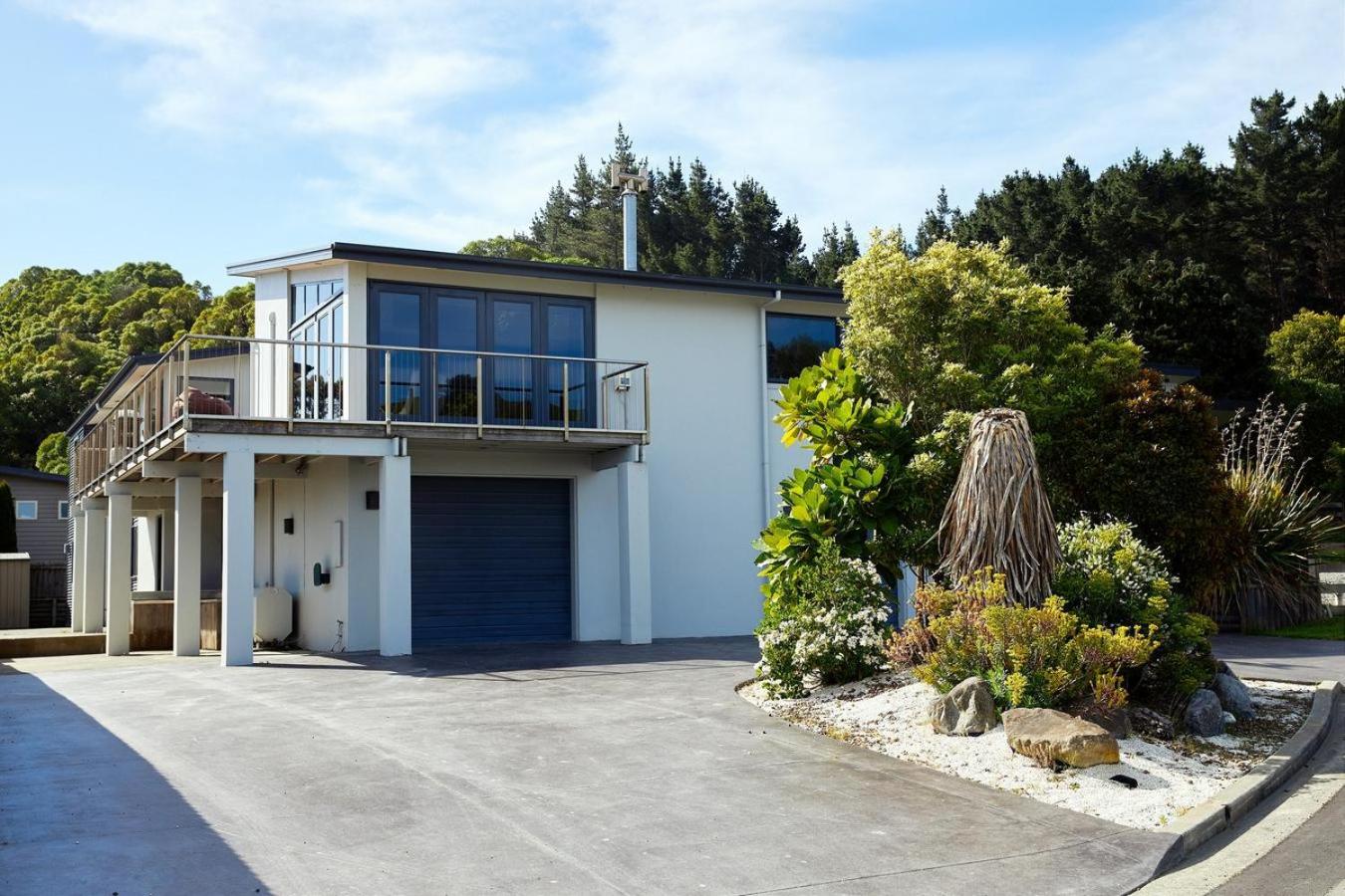 Six-Bedroom House photo 2
