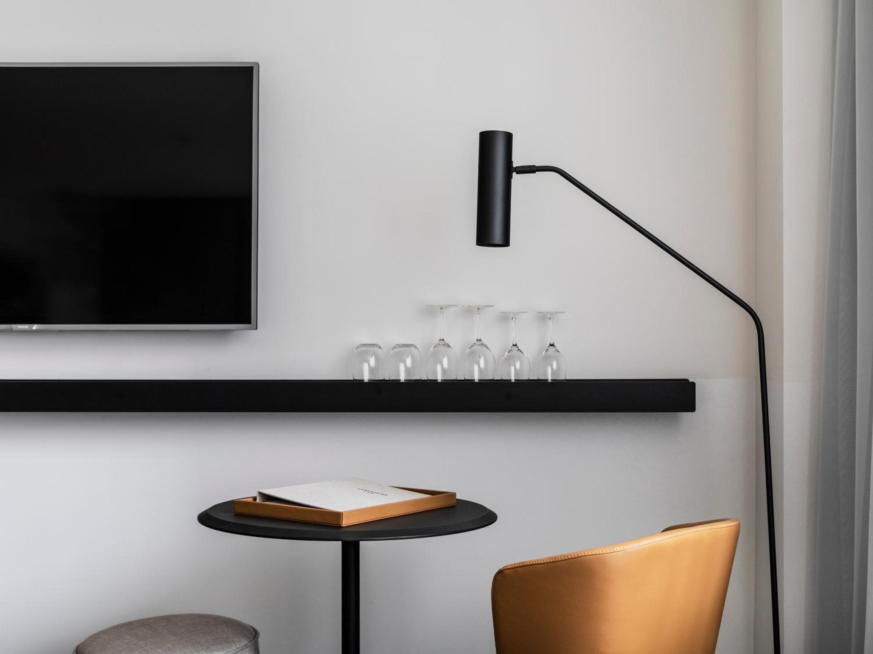 Two Bedroom Family Room – complimentary drinks during hosted hour and WiFi thumbnail 5