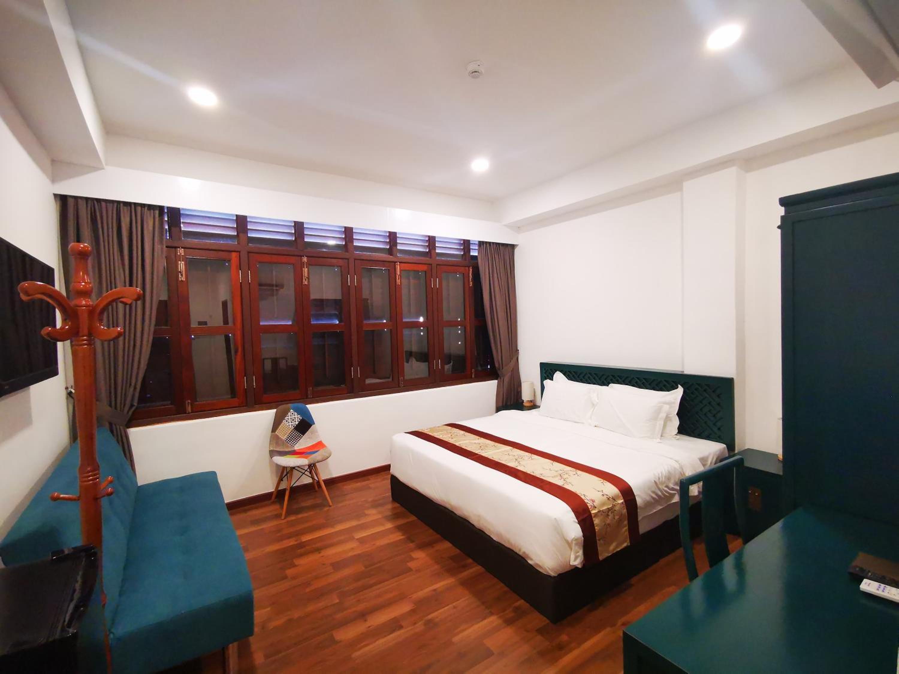 Deluxe King Room - Photo 2