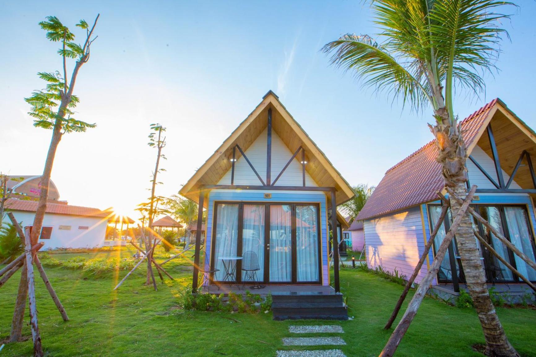 Wooden Bungalow with Pool View  - Photo 7