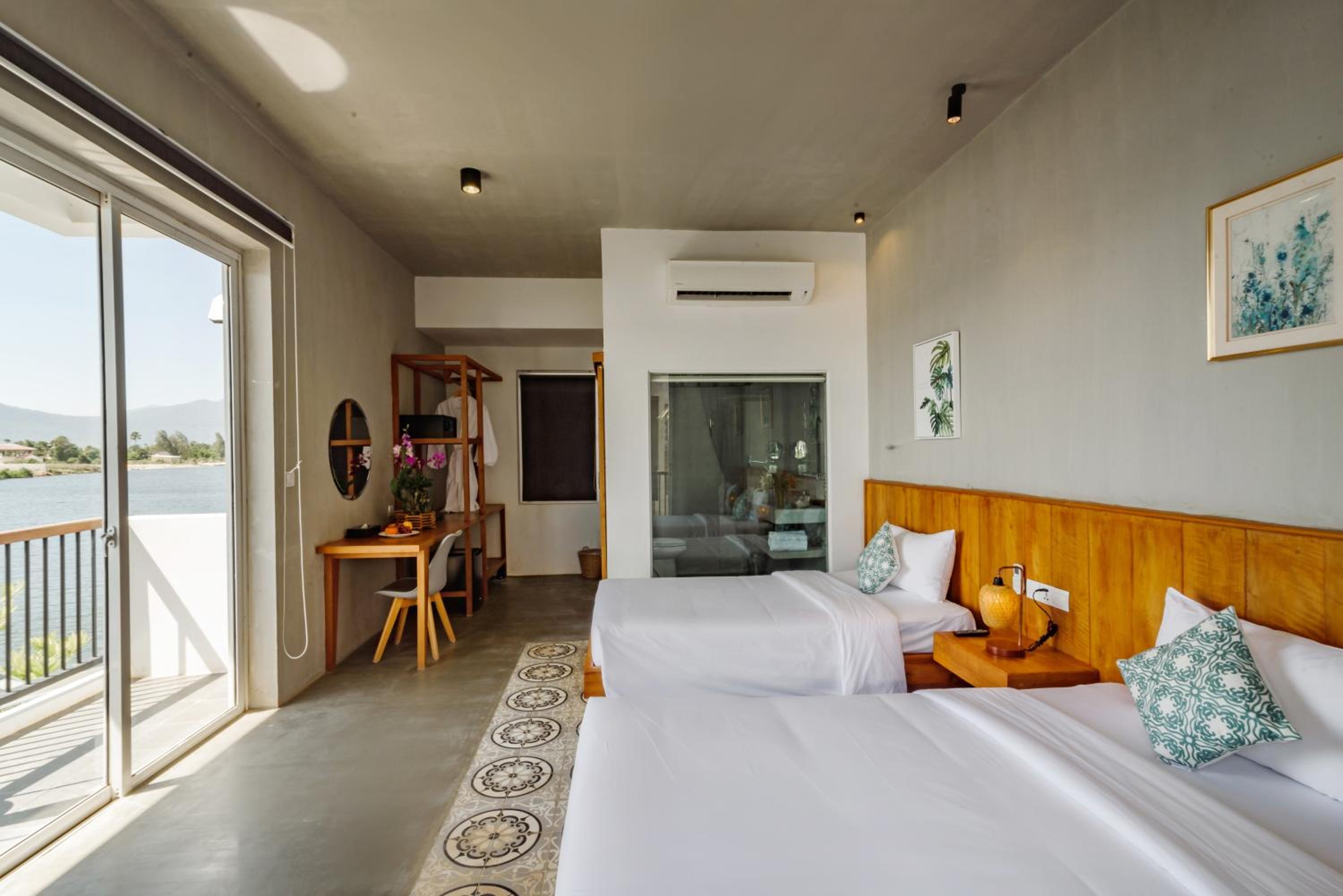 Deluxe Twin Room with Sea View - Photo 1