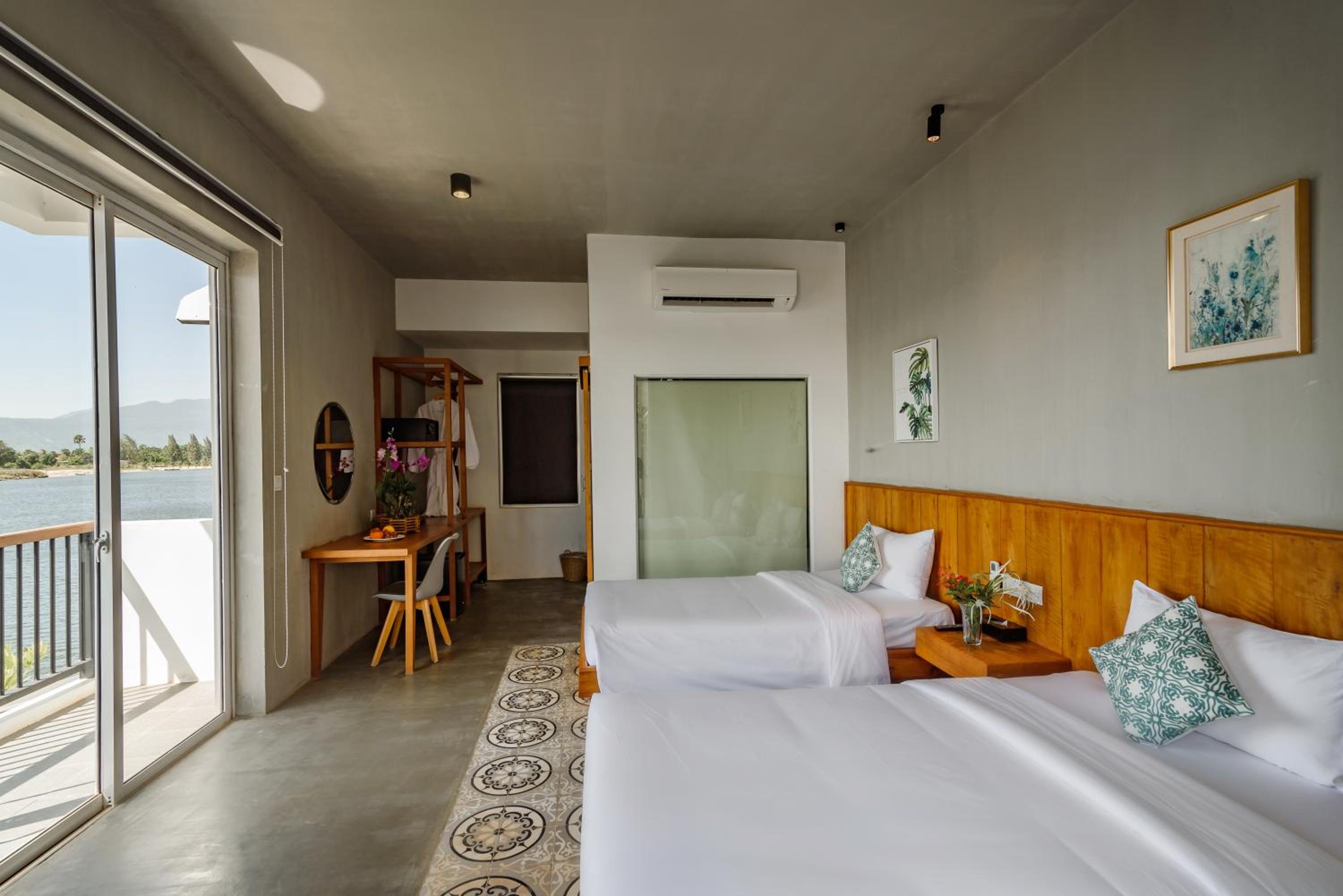 Deluxe Twin Room with Sea View - Photo 4