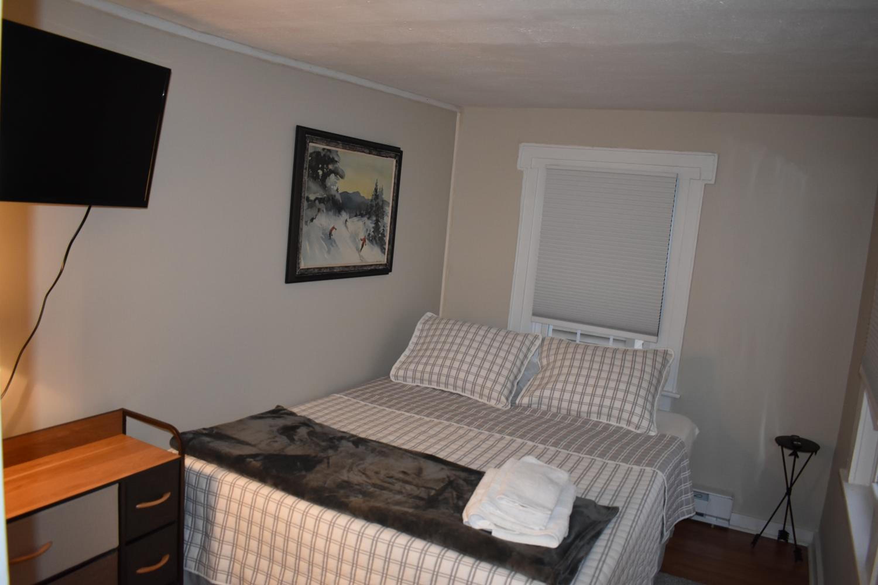 Three-Bedroom House - Photo 9