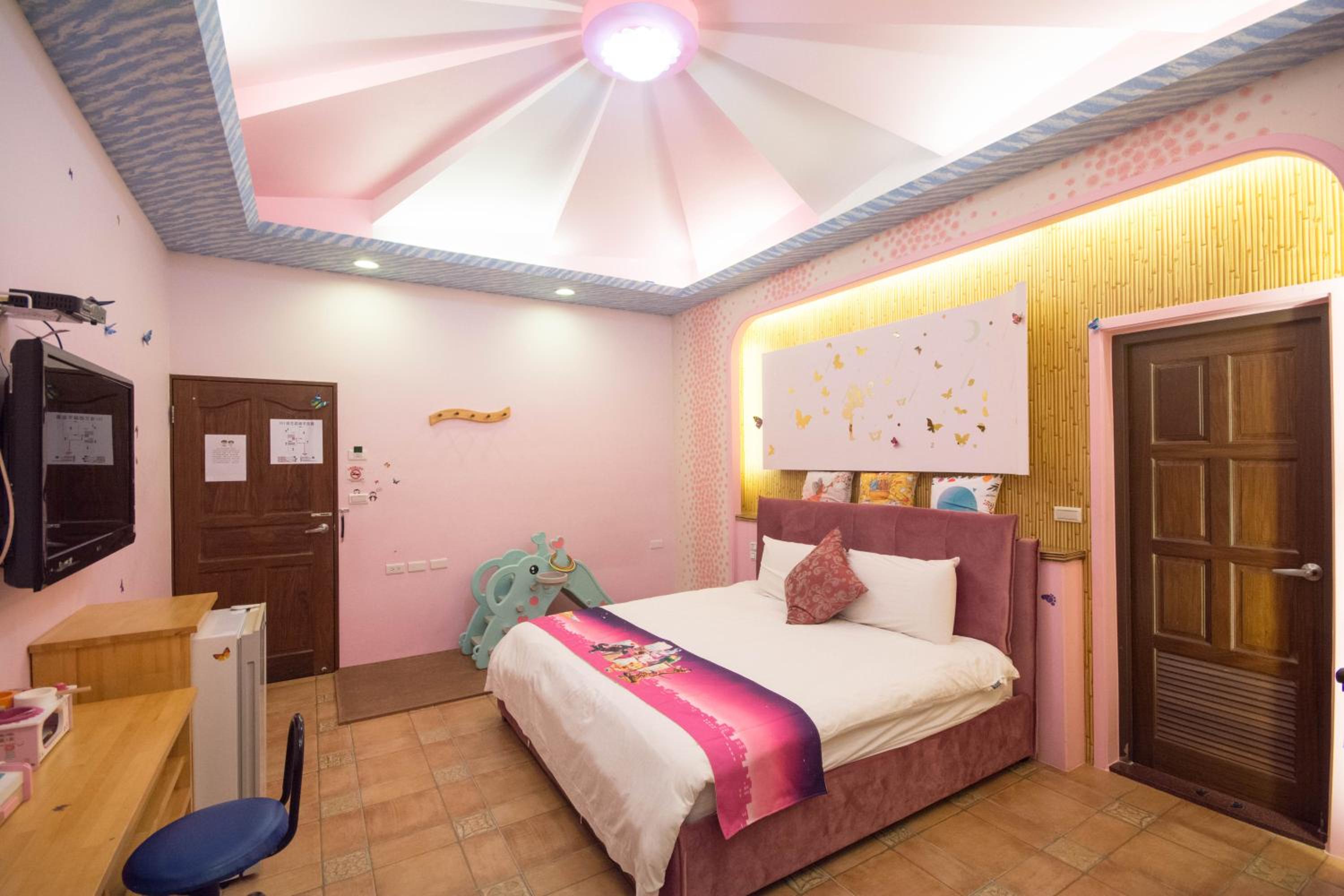 Deluxe Double Room (2 Adults + 1 Child) photo 1