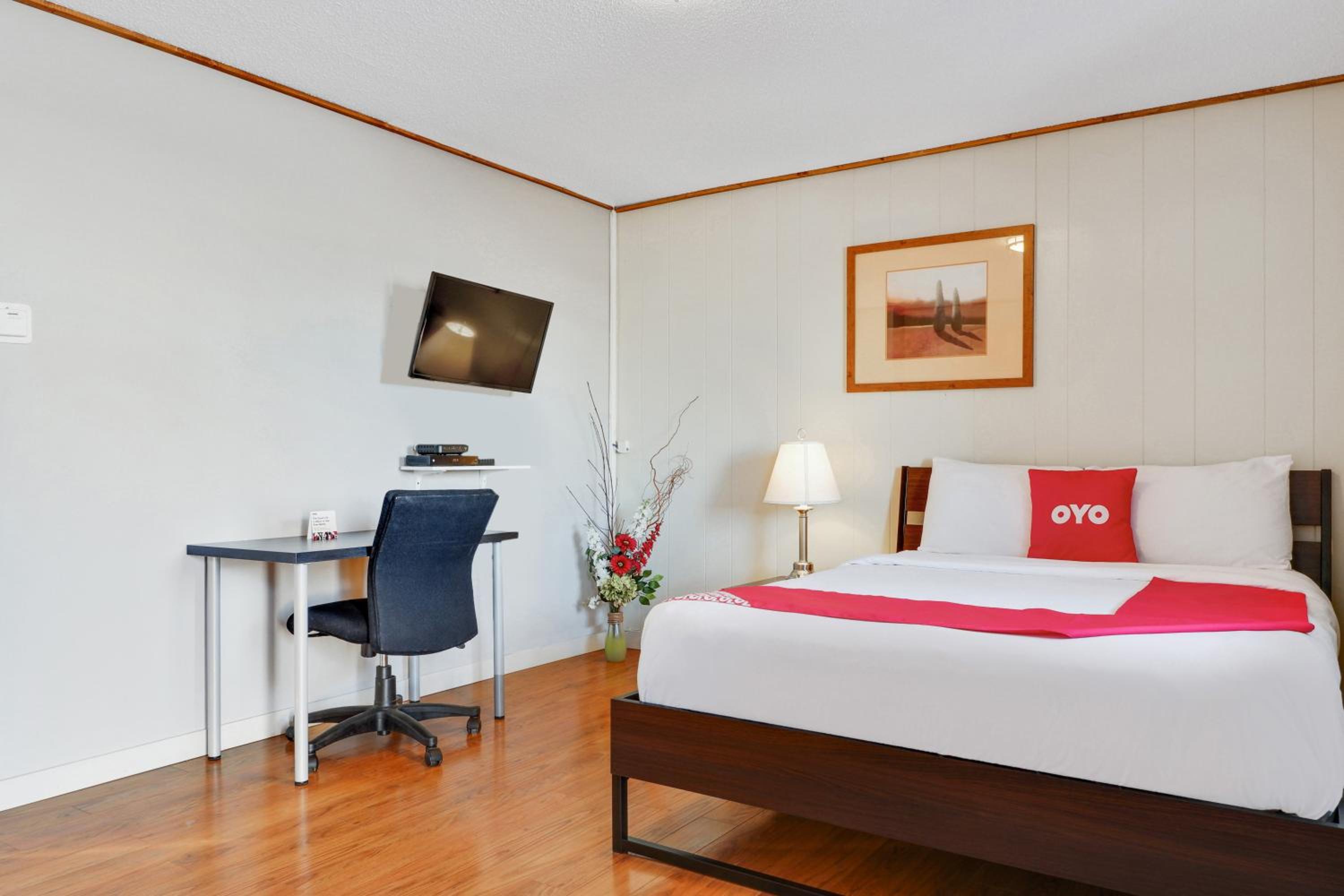 Queen Room with Two Queen Beds - Photo 9