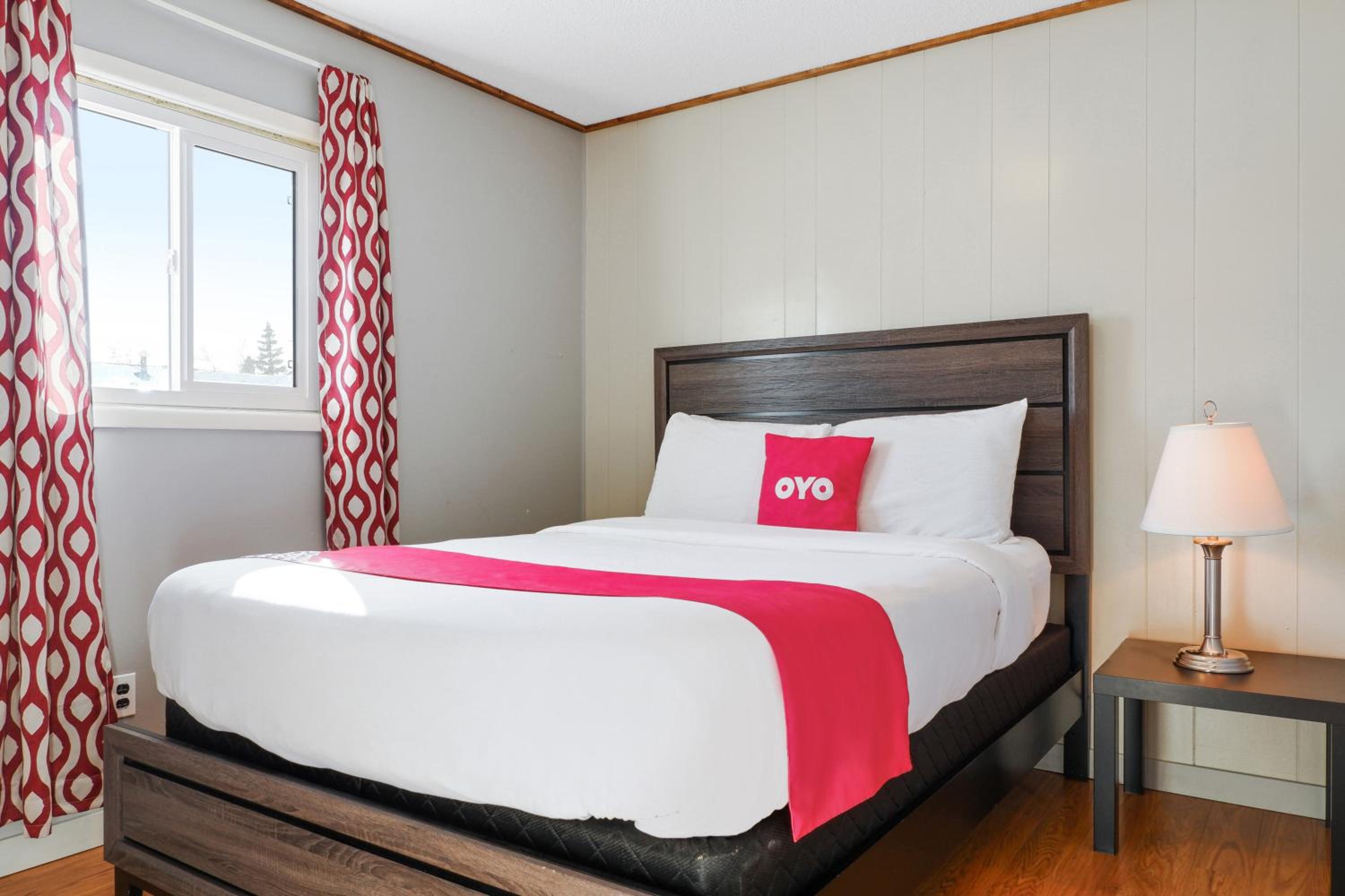 Queen Room with Two Queen Beds - Photo 2