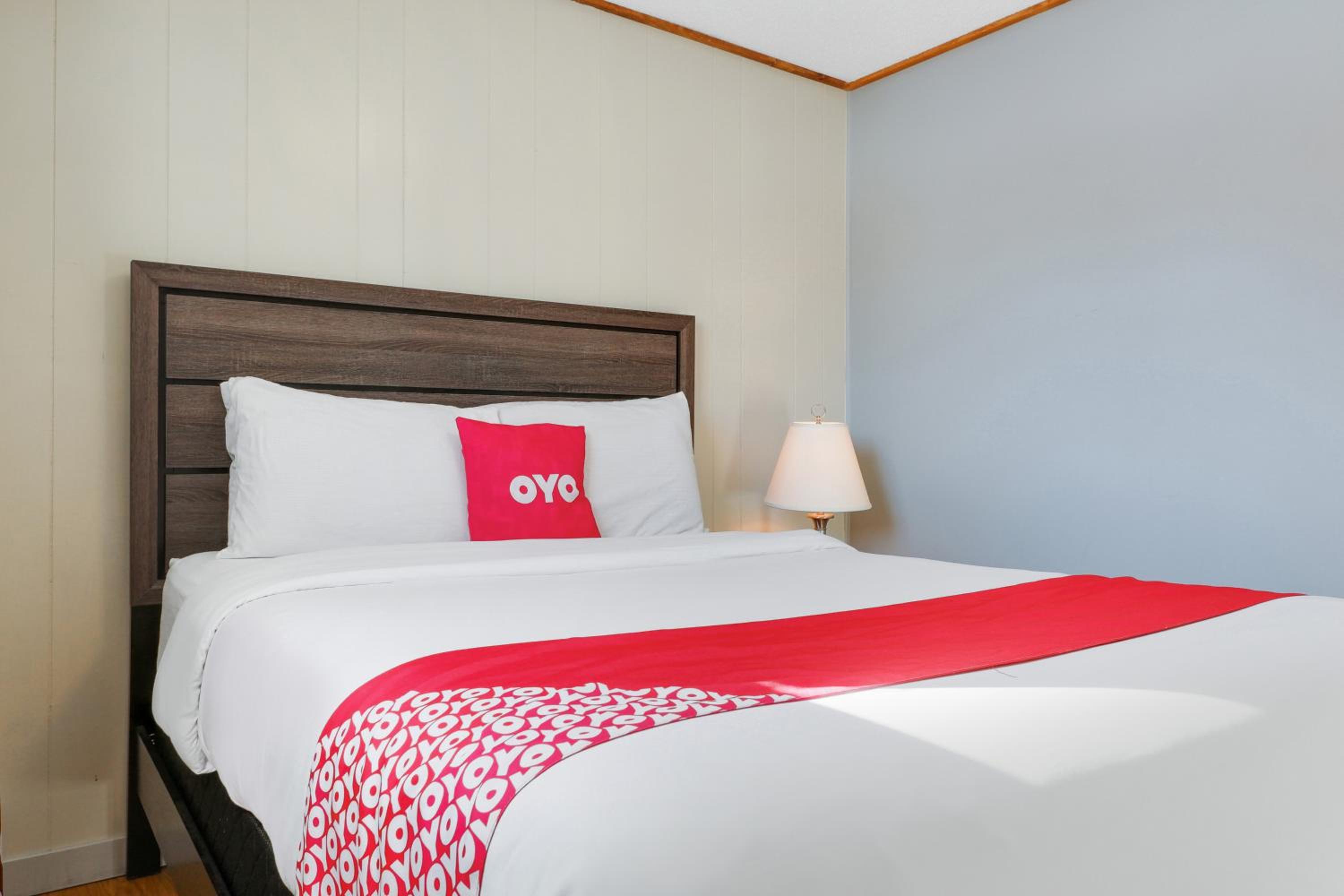 Queen Room with Two Queen Beds - Photo 5
