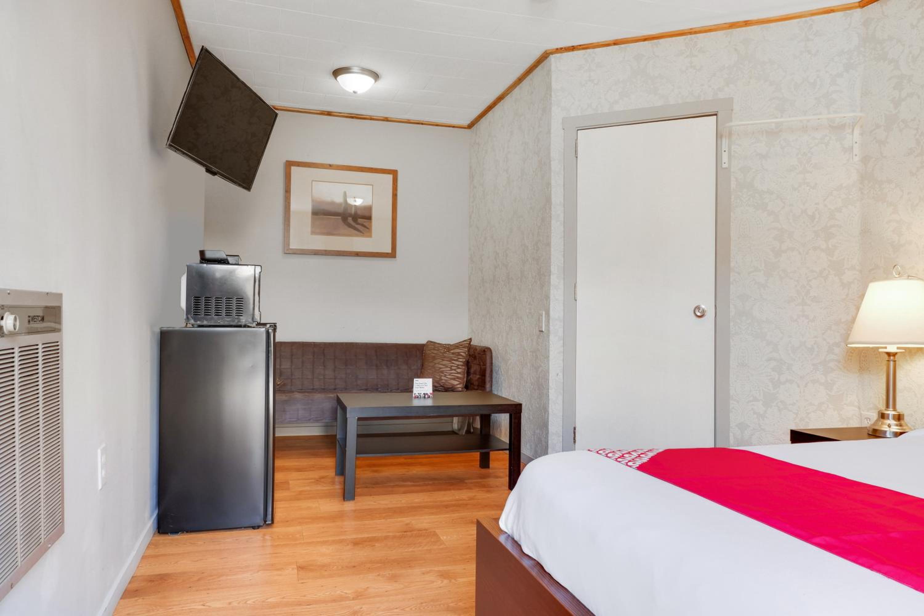 Deluxe Queen Room with Two Queen Beds - Photo 6