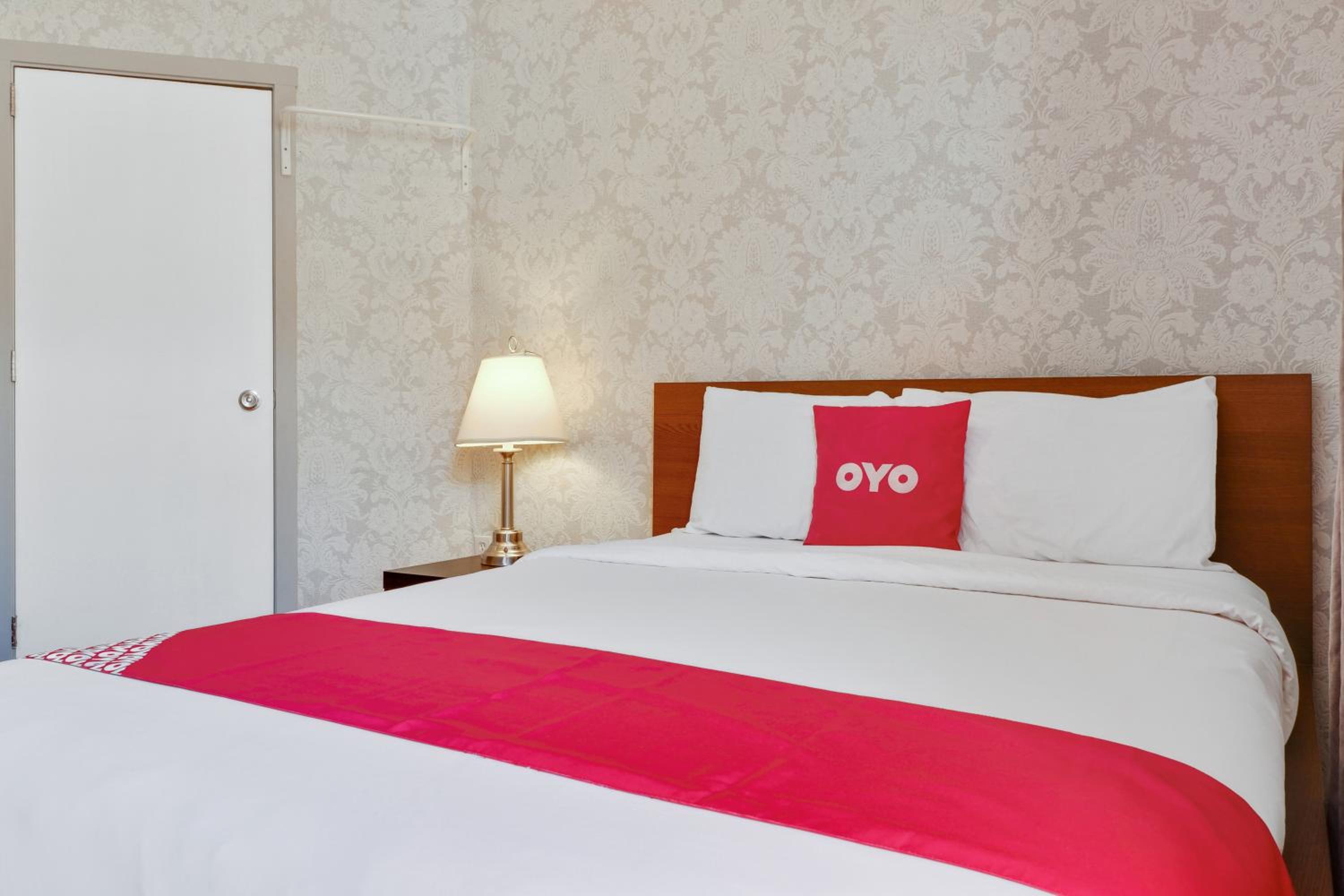 Deluxe Queen Room with Two Queen Beds - Photo 2
