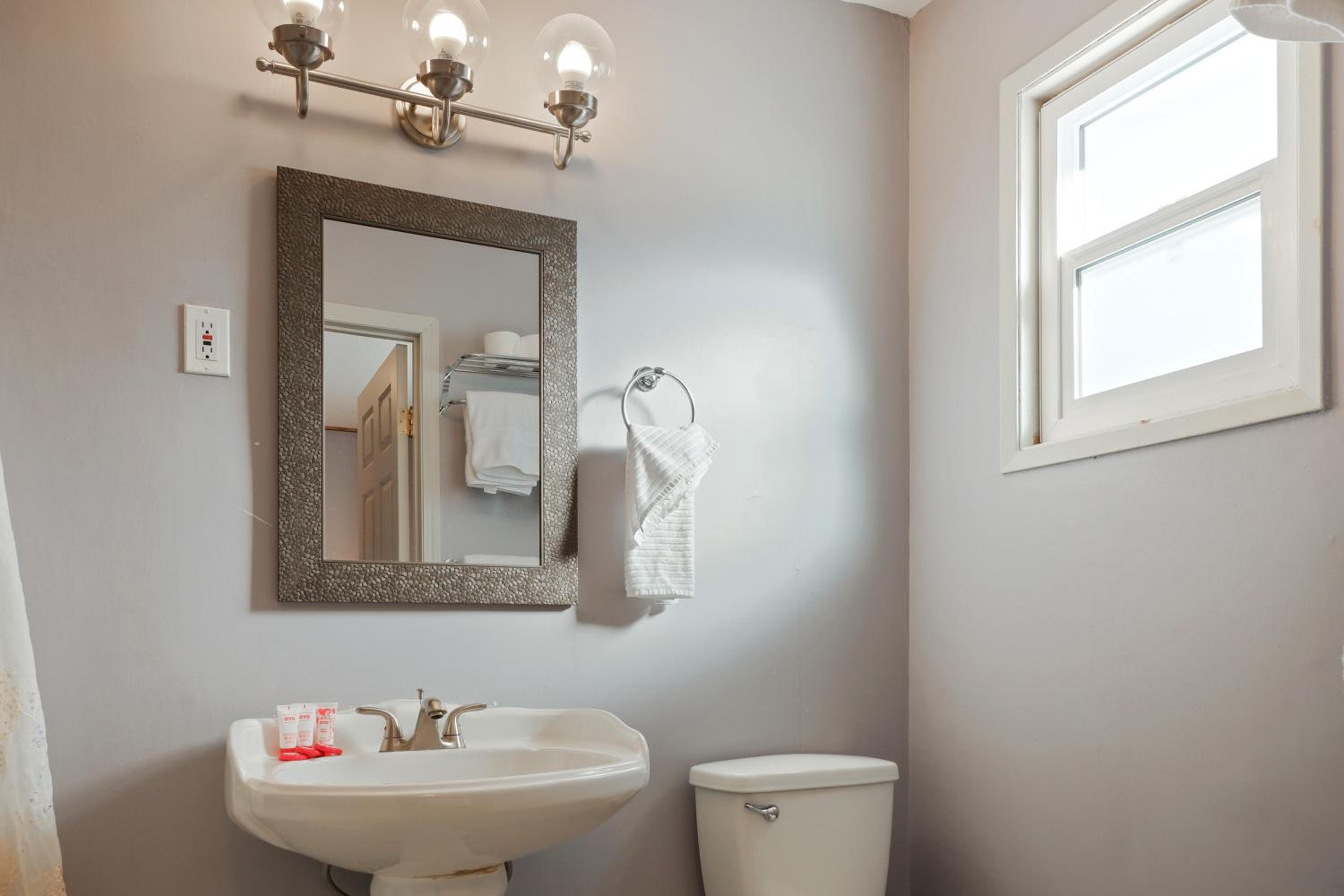 Superior King Room - Photo 9