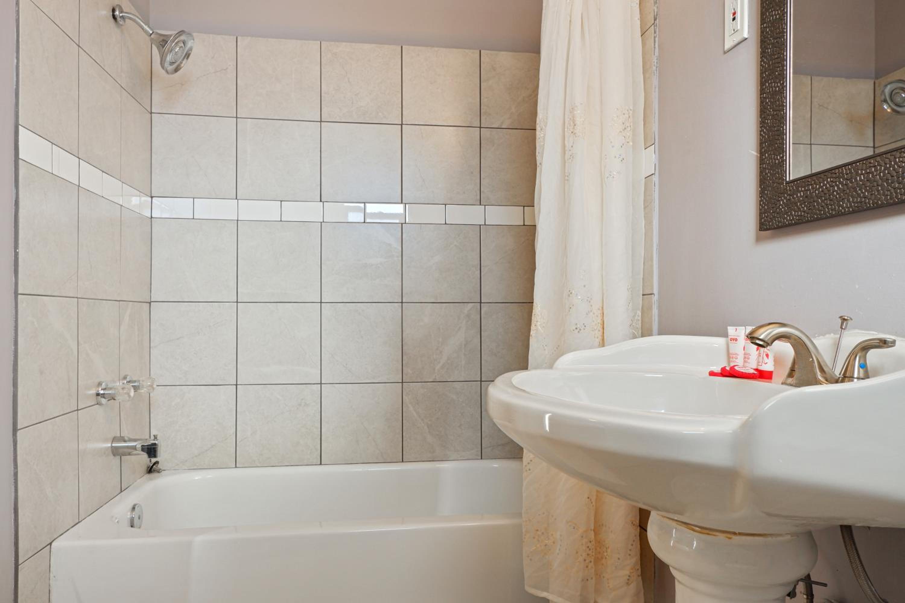 Superior King Room - Photo 7