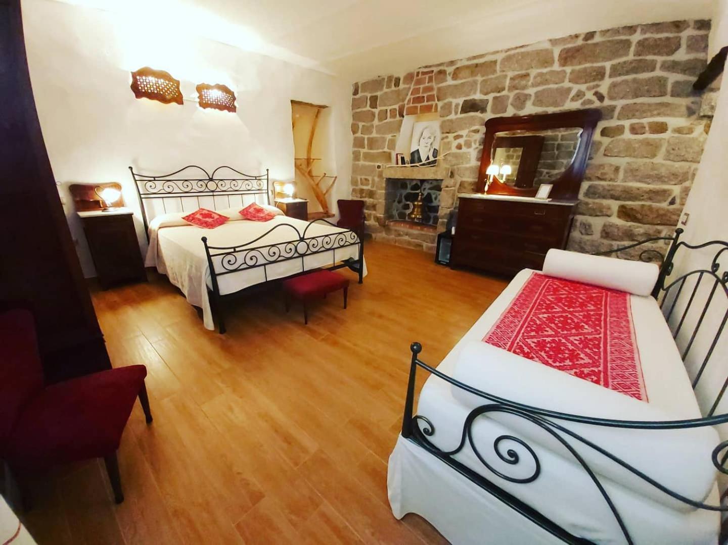 Deluxe Double Room with Extra Bed - Photo 1