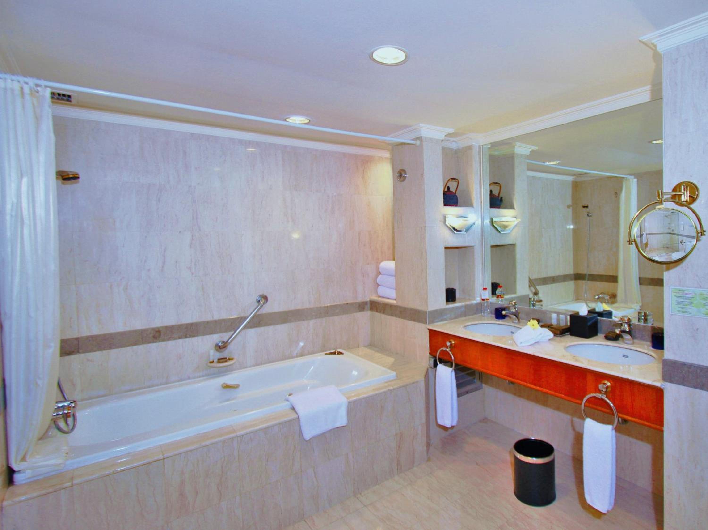 Aryaduta Suite Room - Photo 5